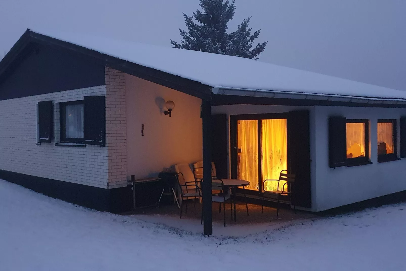 Brouwer Ferienhaus-Exterior winter