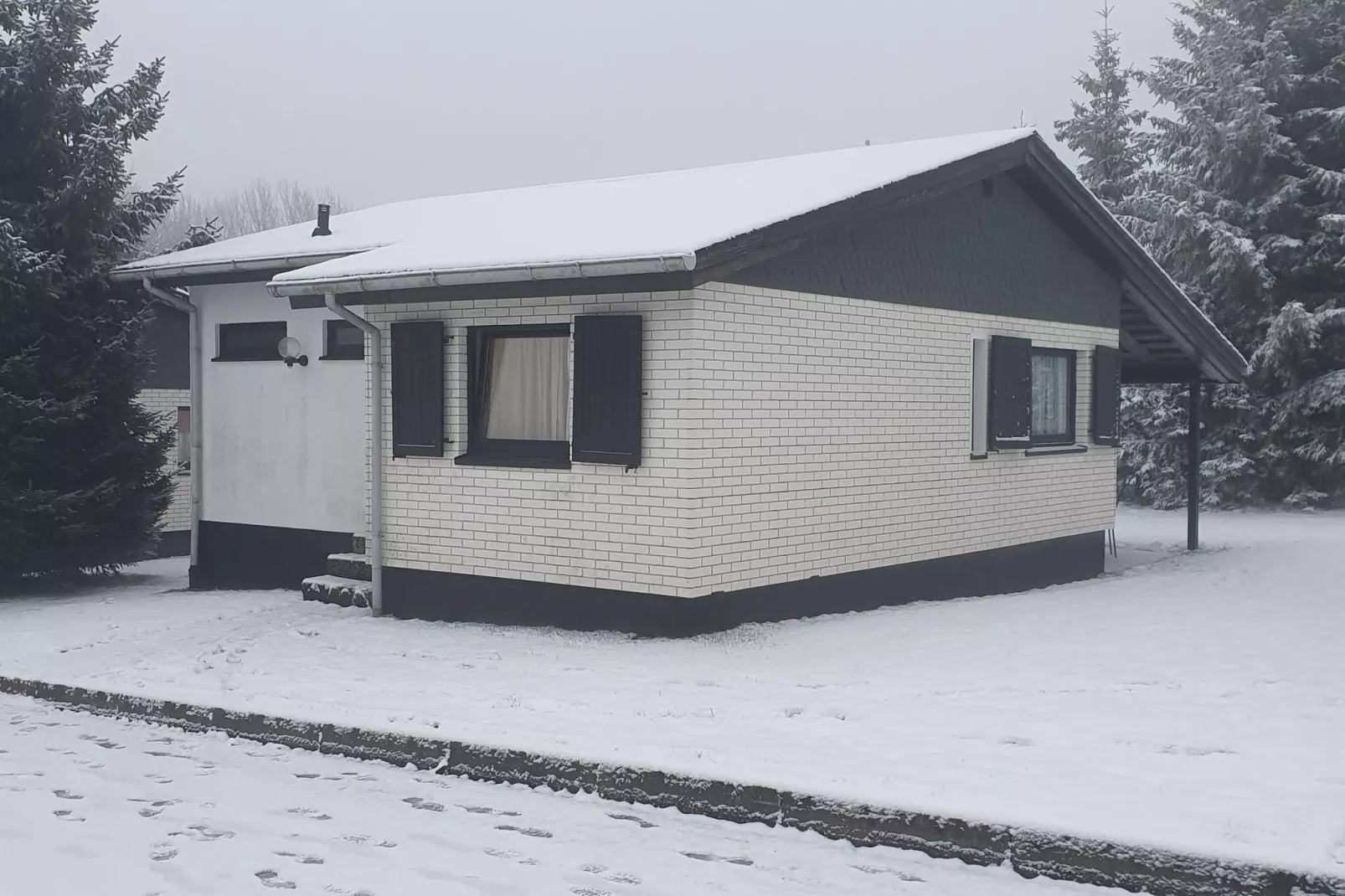 Brouwer Ferienhaus-Exterior winter