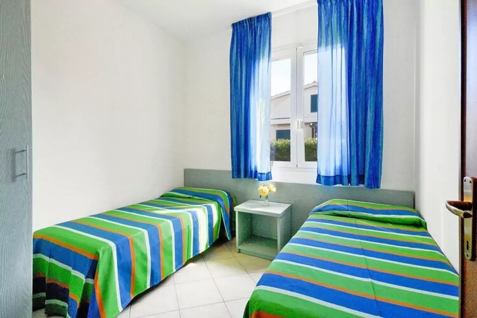 Ferienanlage La Cecinella Villaggio Turistico Cecina Mare Typ Mono A-Resid/piano terra o 1 piano-terrazza/balcone-Schlafzimmer