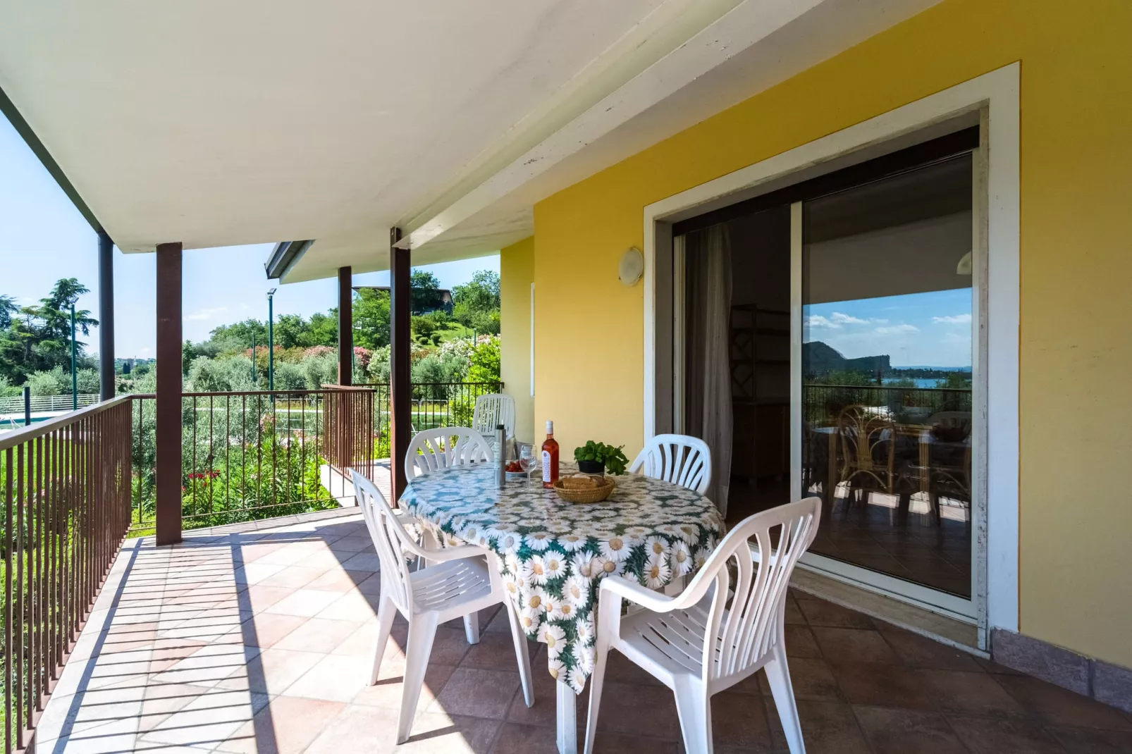 Villauno-Terrassenbalkon