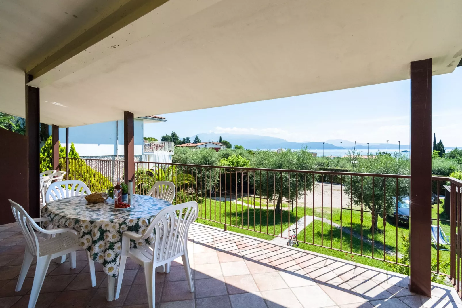 Villauno-Terrassenbalkon