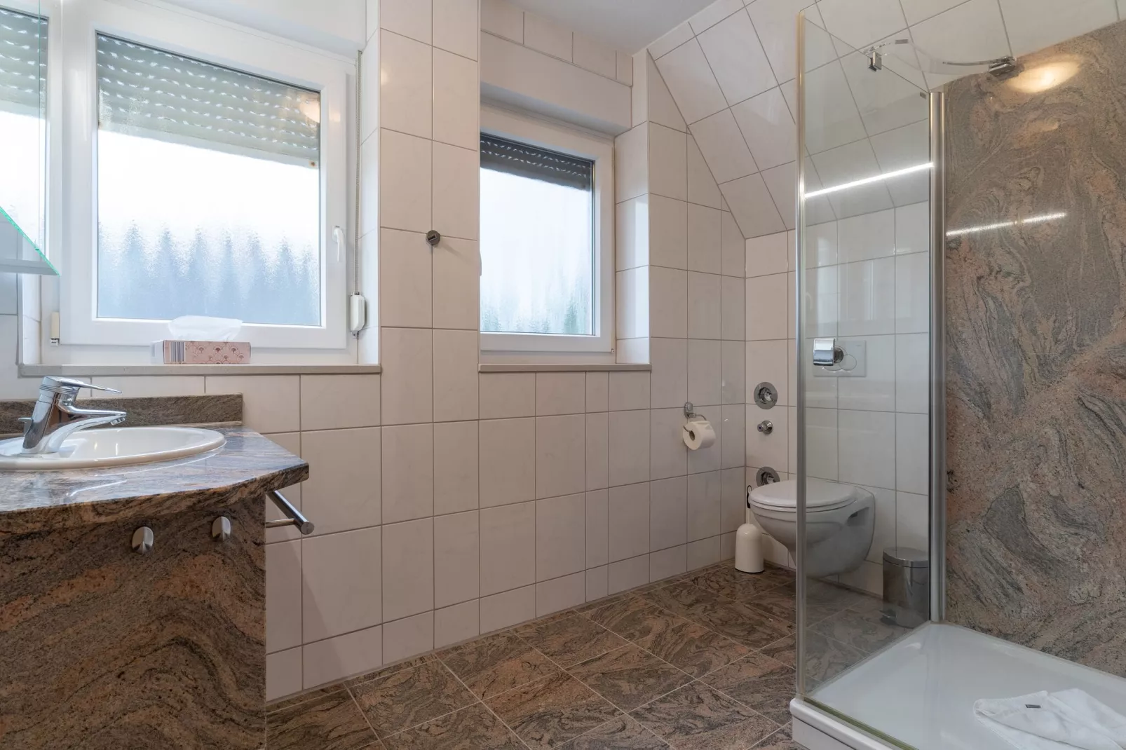 Haus Eriel OG rechts-Bathroom