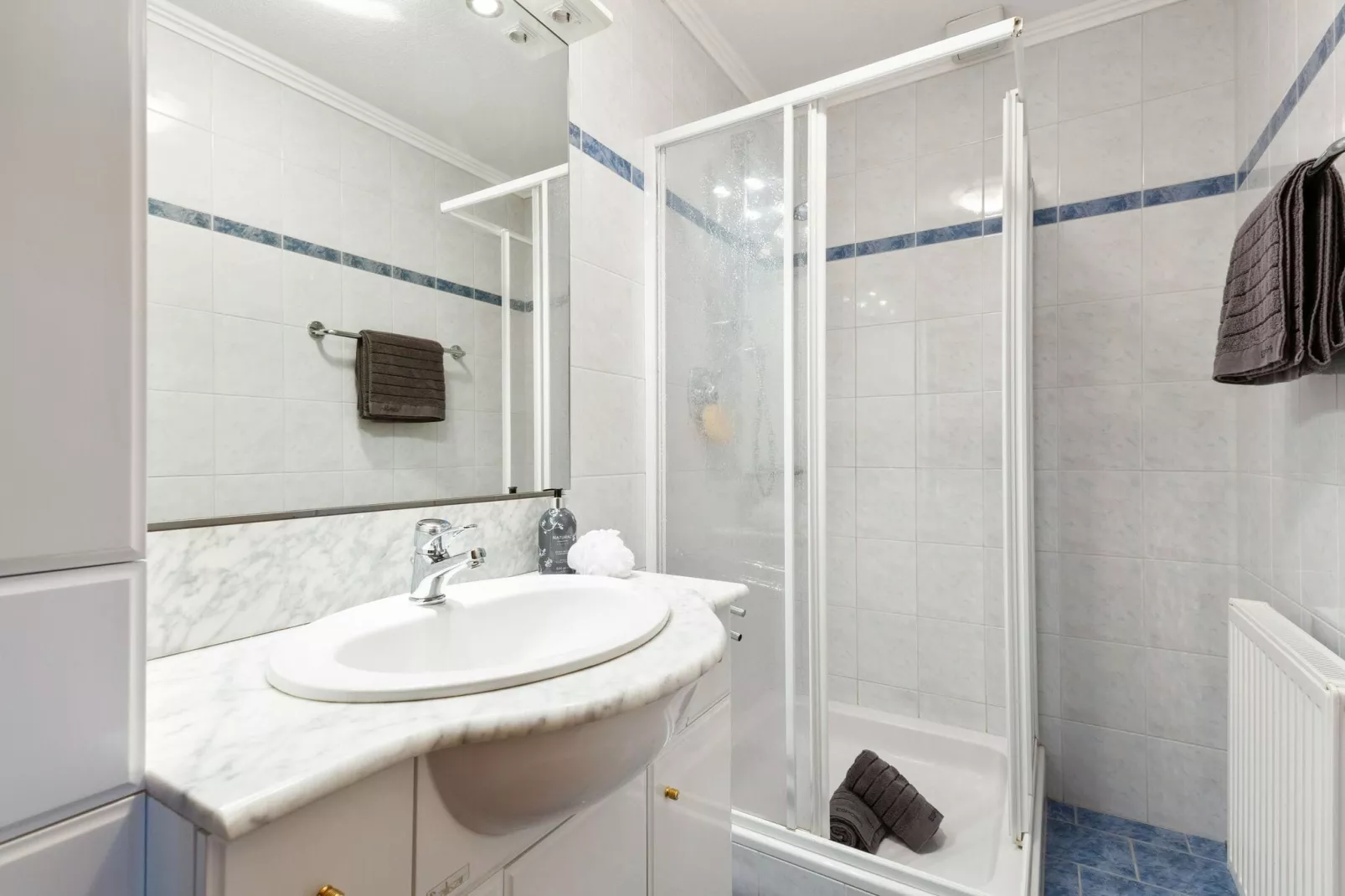 Waldrand-Bathroom