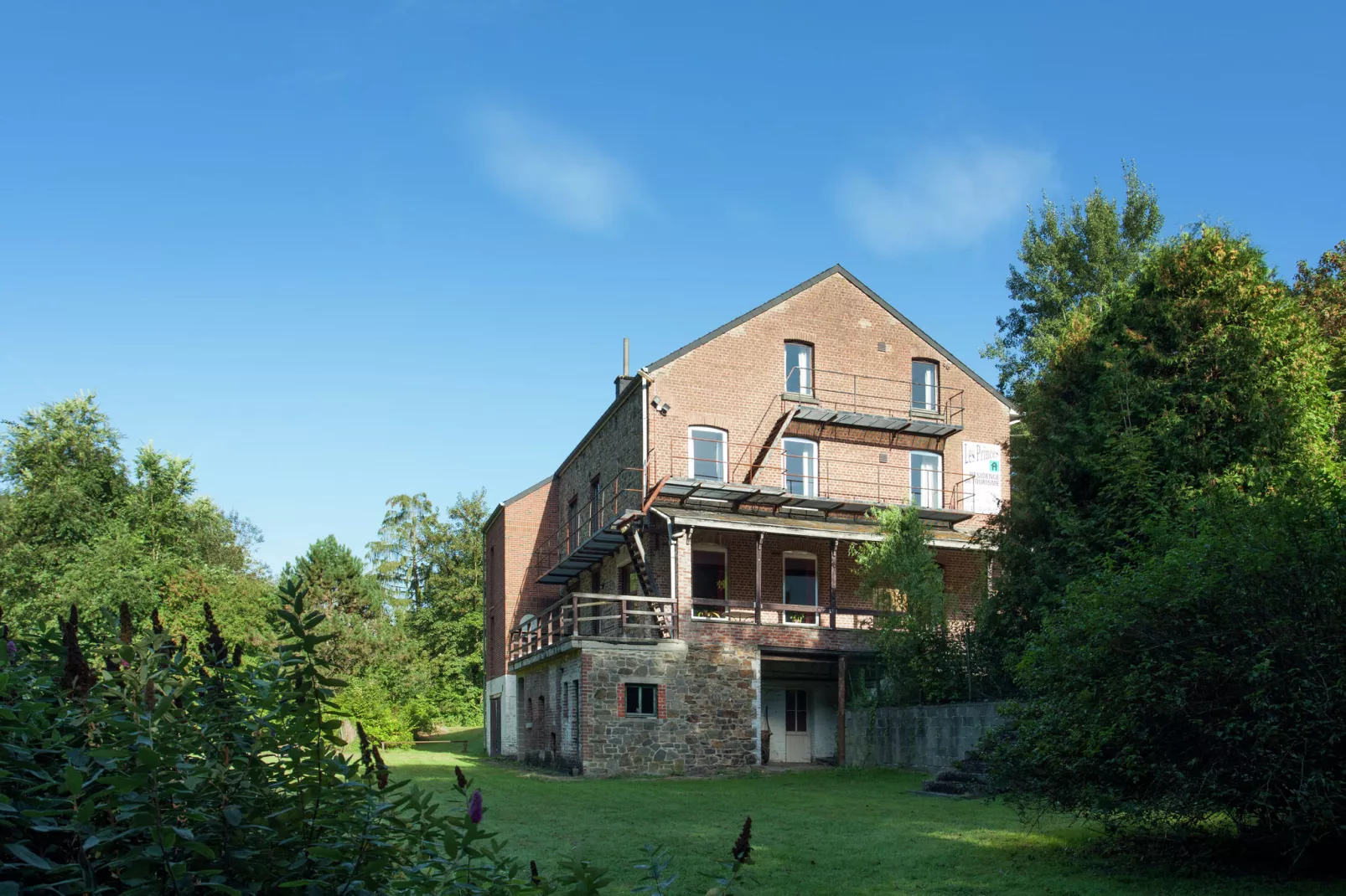 Les Princes-Exterior summer