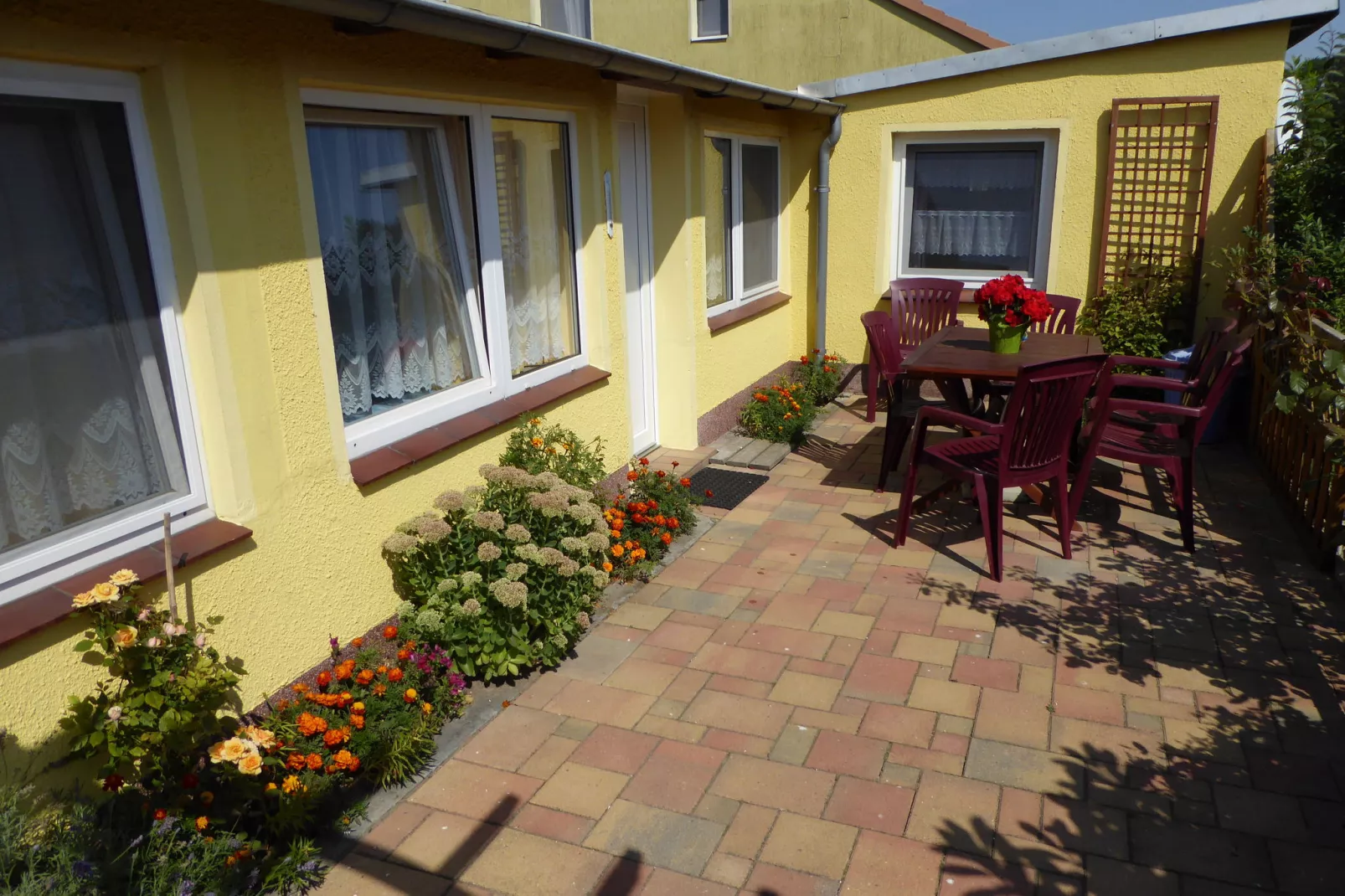 Kleintierhof mit Gartenterrasse-Exterior summer