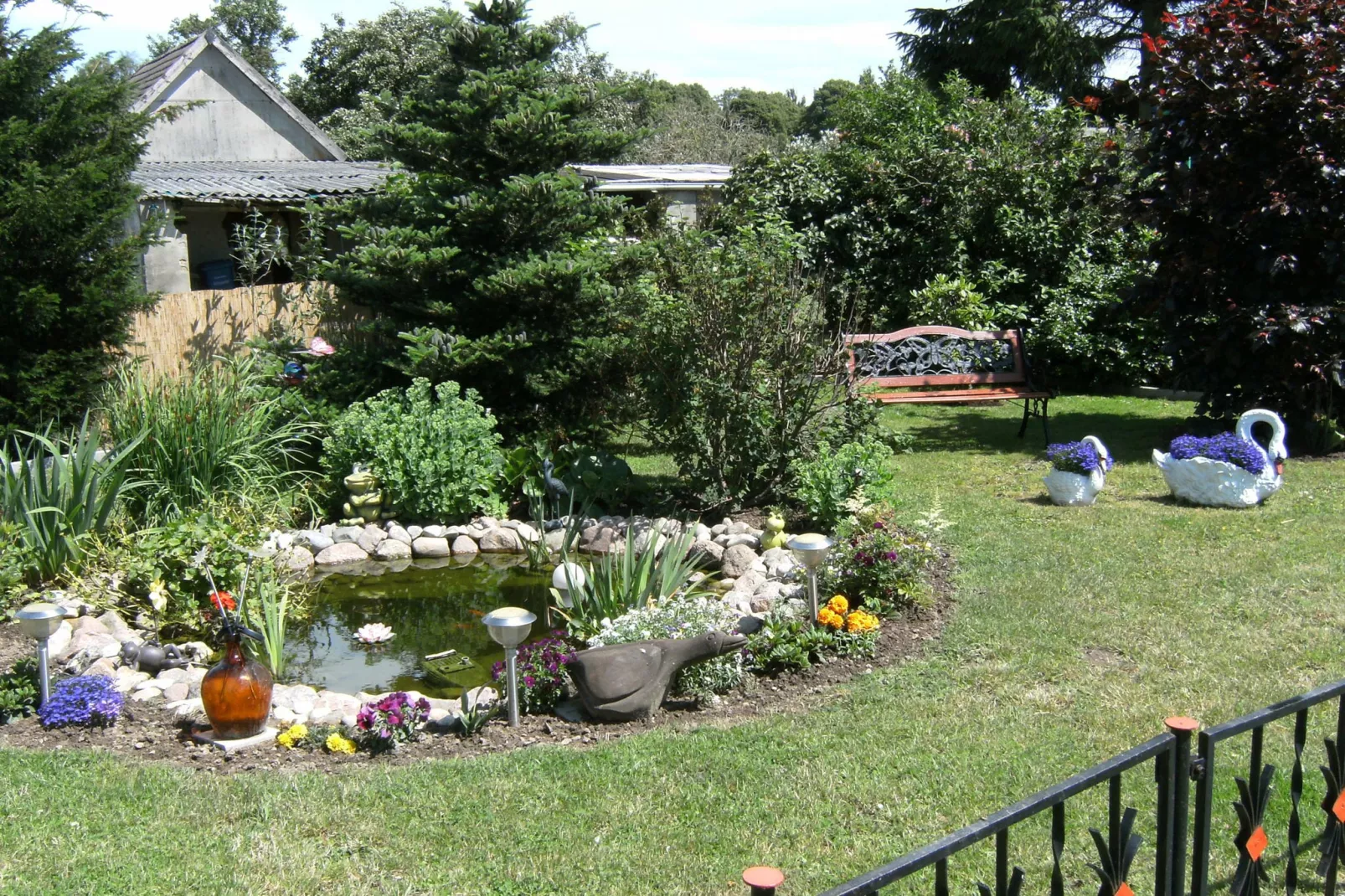 Kleintierhof mit Gartenterrasse-Gardens summer