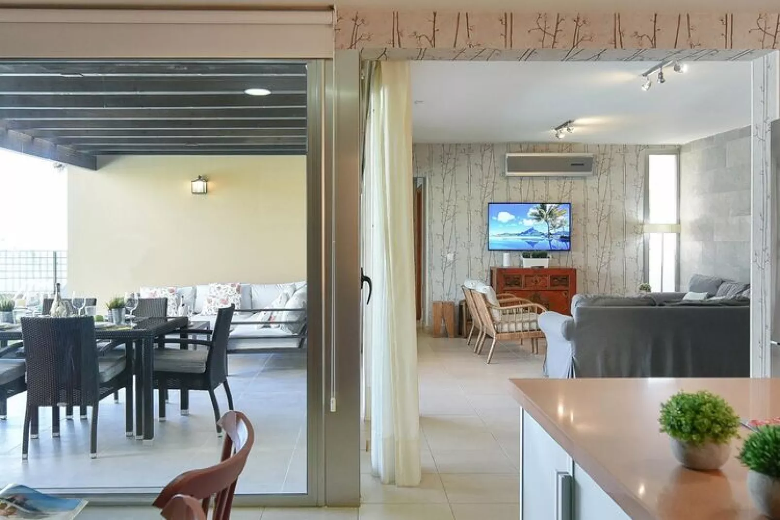 Par 4 Villa 18-Terrace balcony