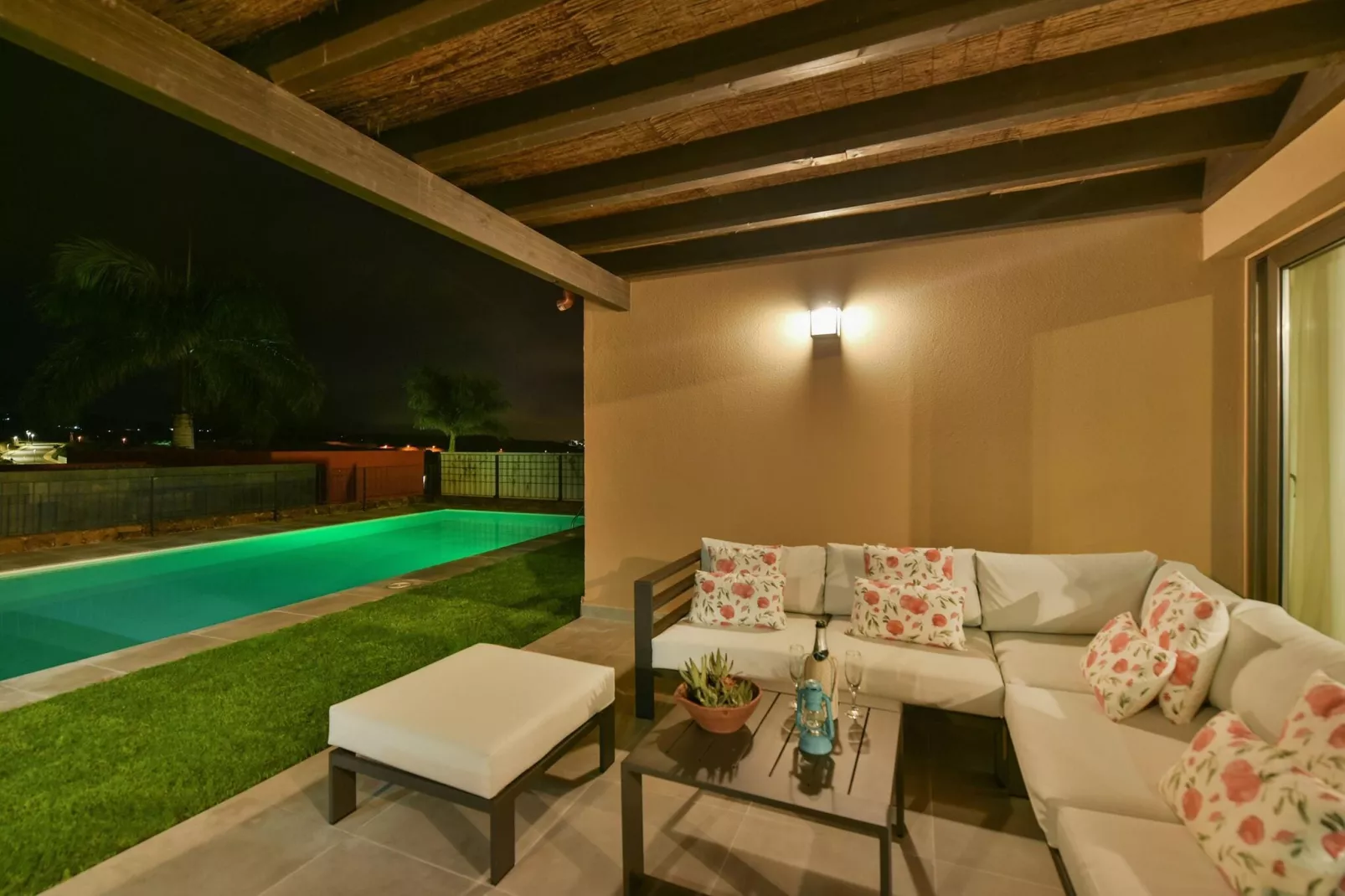 Par 4 Villa 18-Terrace balcony