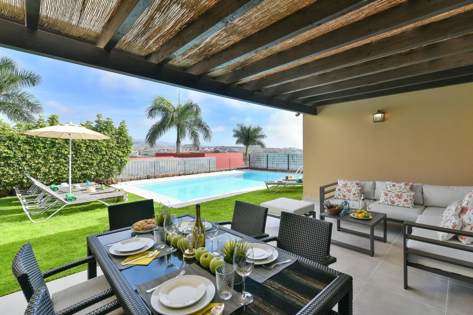 Par 4 Villa 18-Terrace balcony