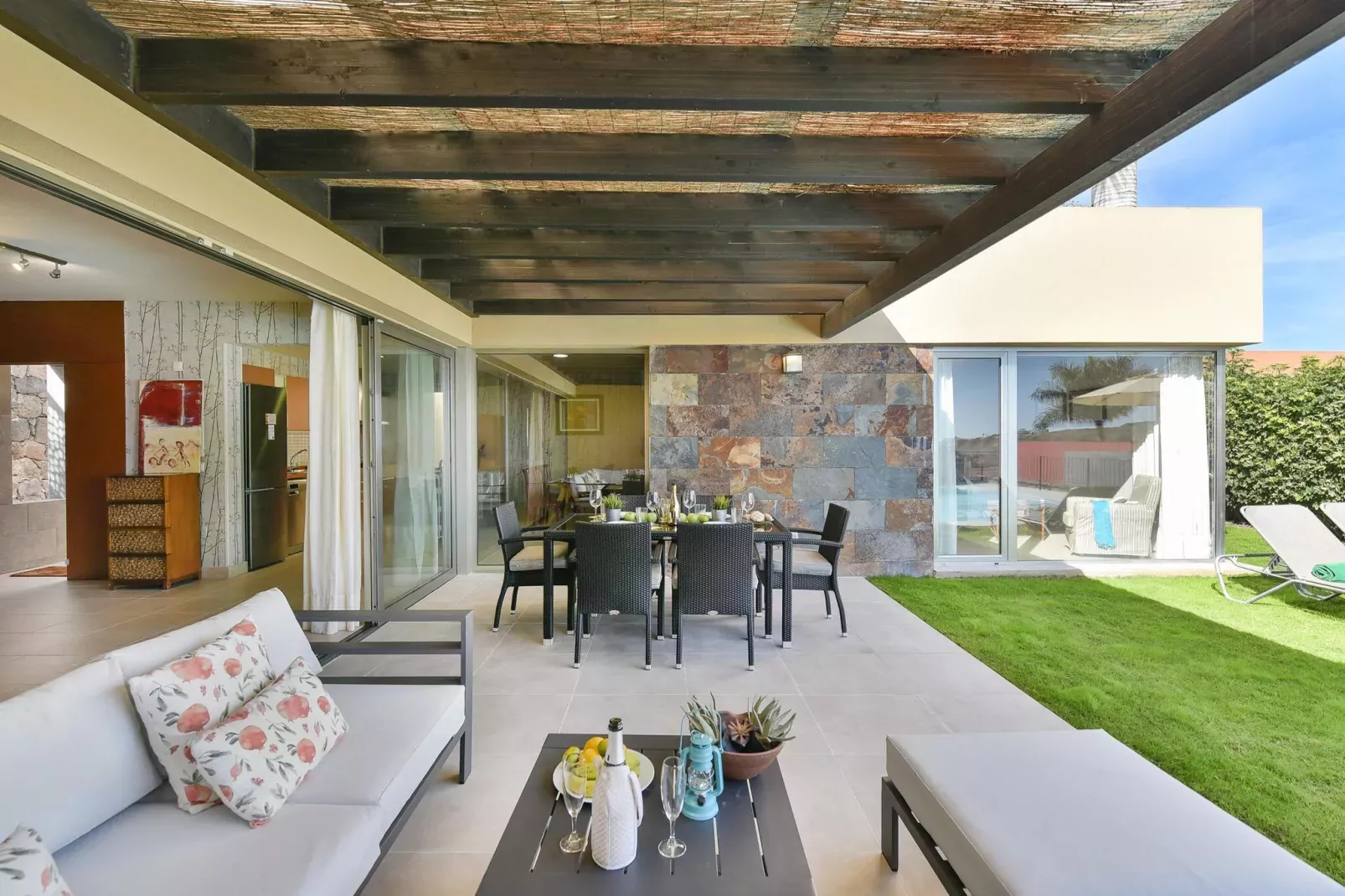 Par 4 Villa 18-Terrace balcony
