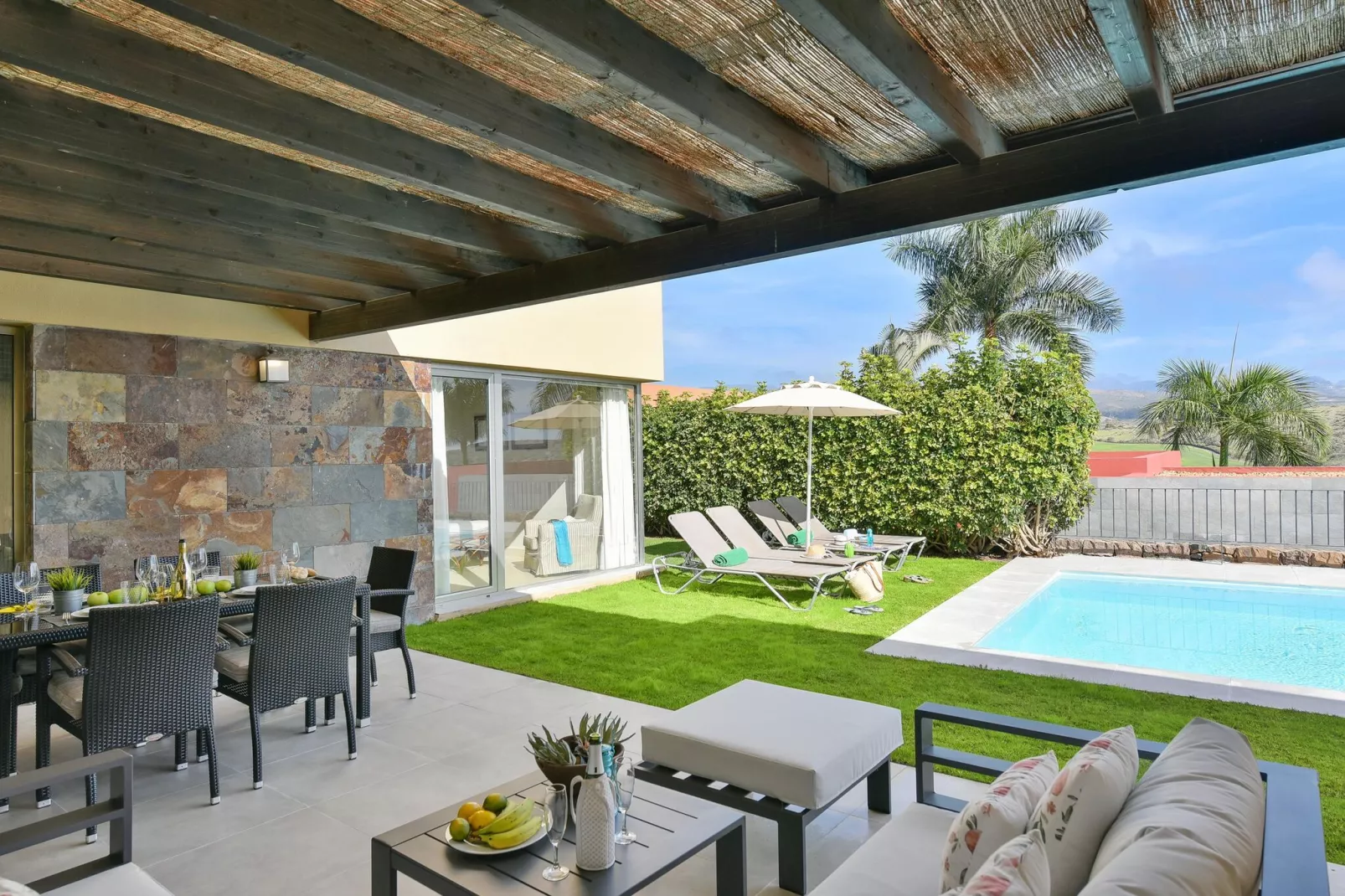 Par 4 Villa 18-Terrace balcony