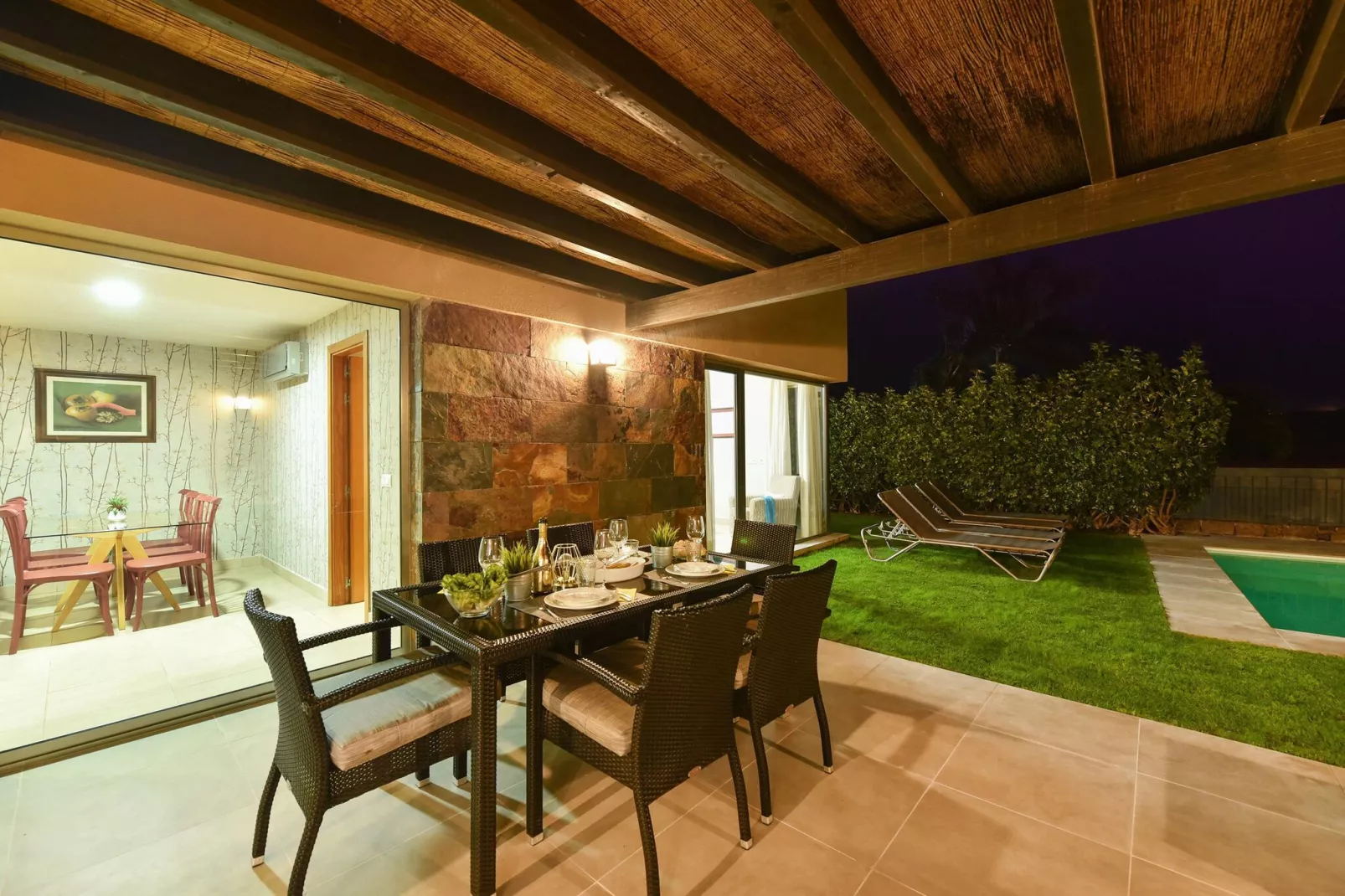 Par 4 Villa 18-Terrace balcony
