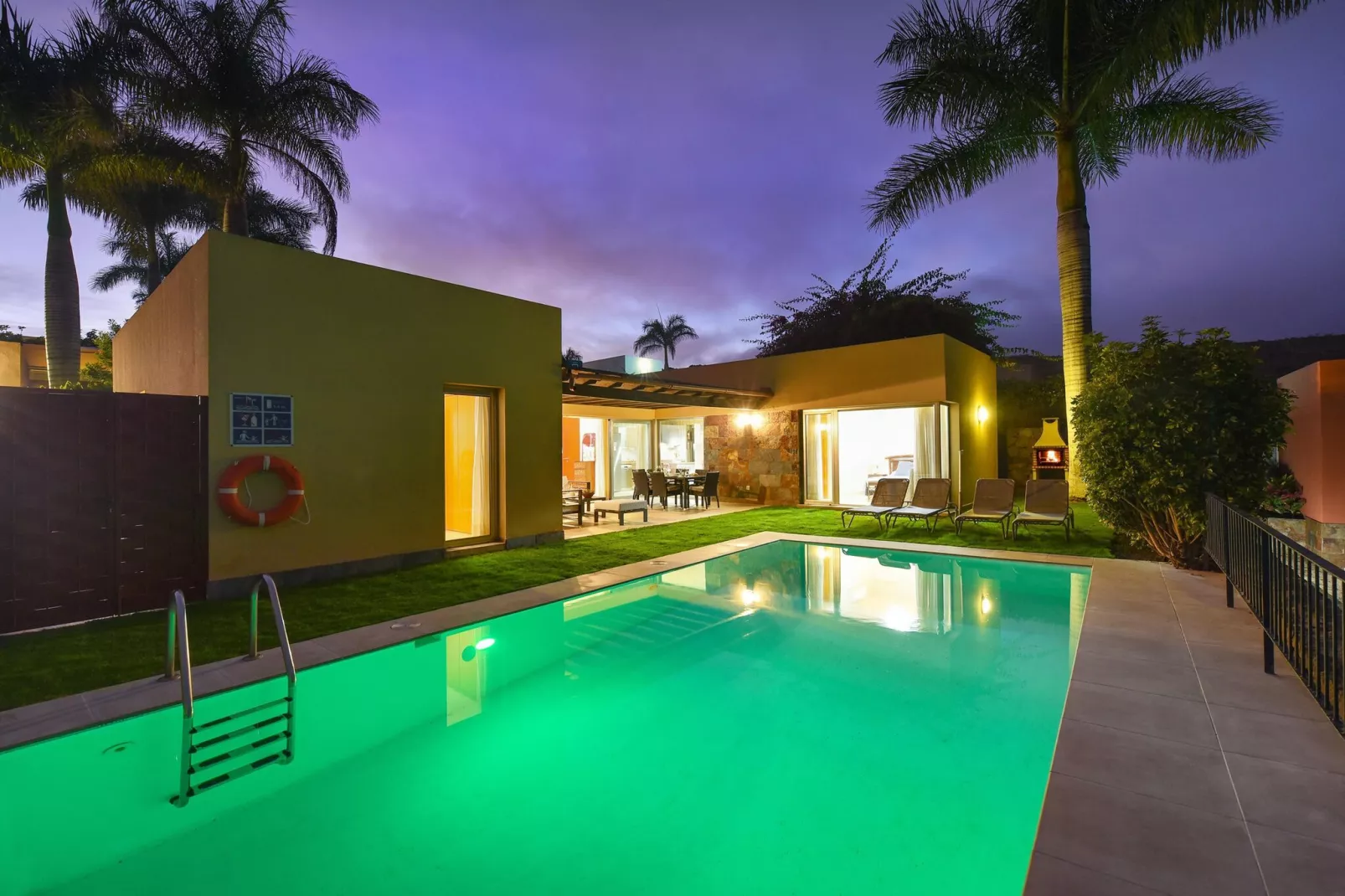 Par 4 Villa 18-Pool