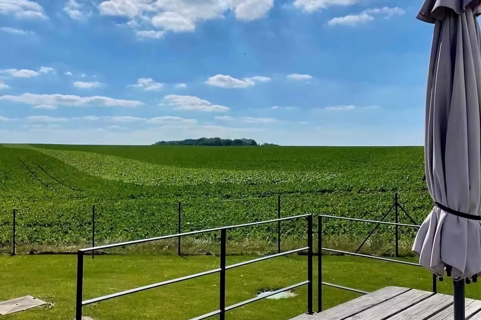 Petit gite des 4 filles-View summer