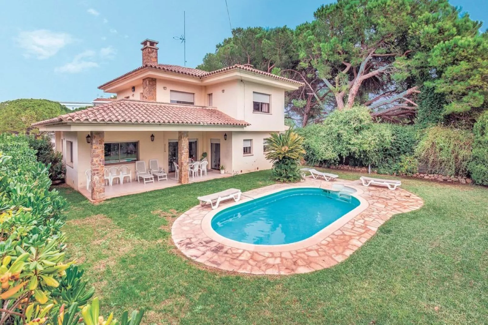 Casa con piscina y jardín L'Escala-Außenbereich Sommer