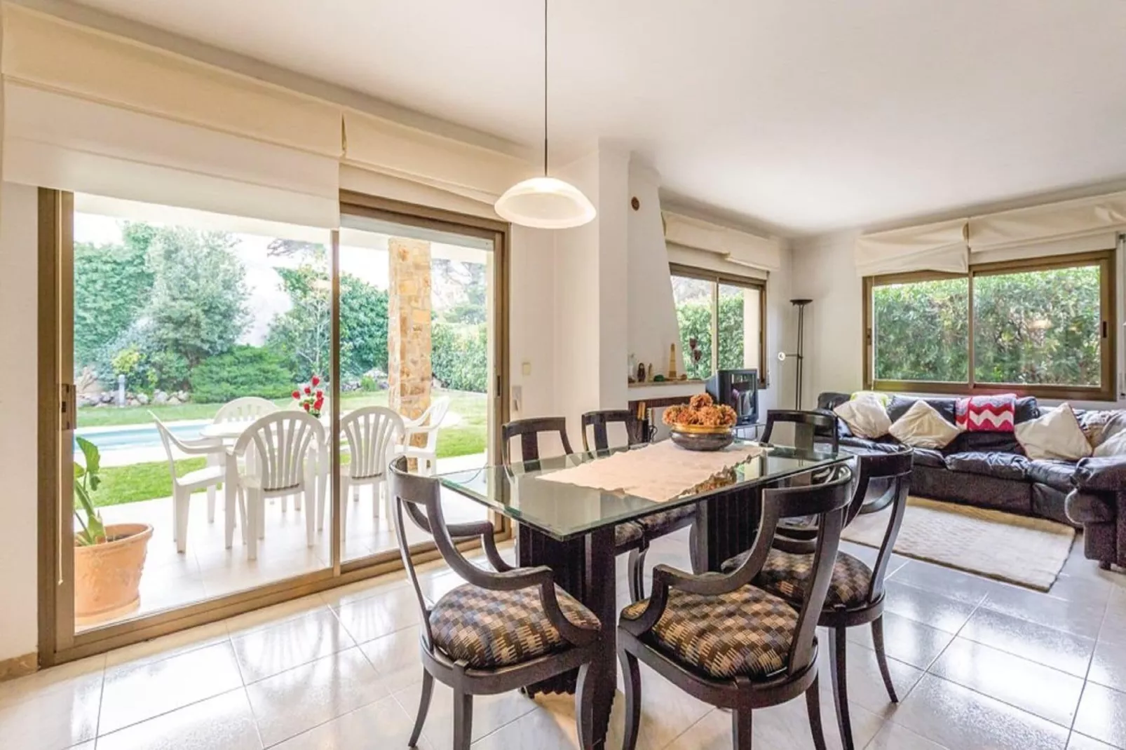 Casa con piscina y jardín L'Escala-Esszimmer