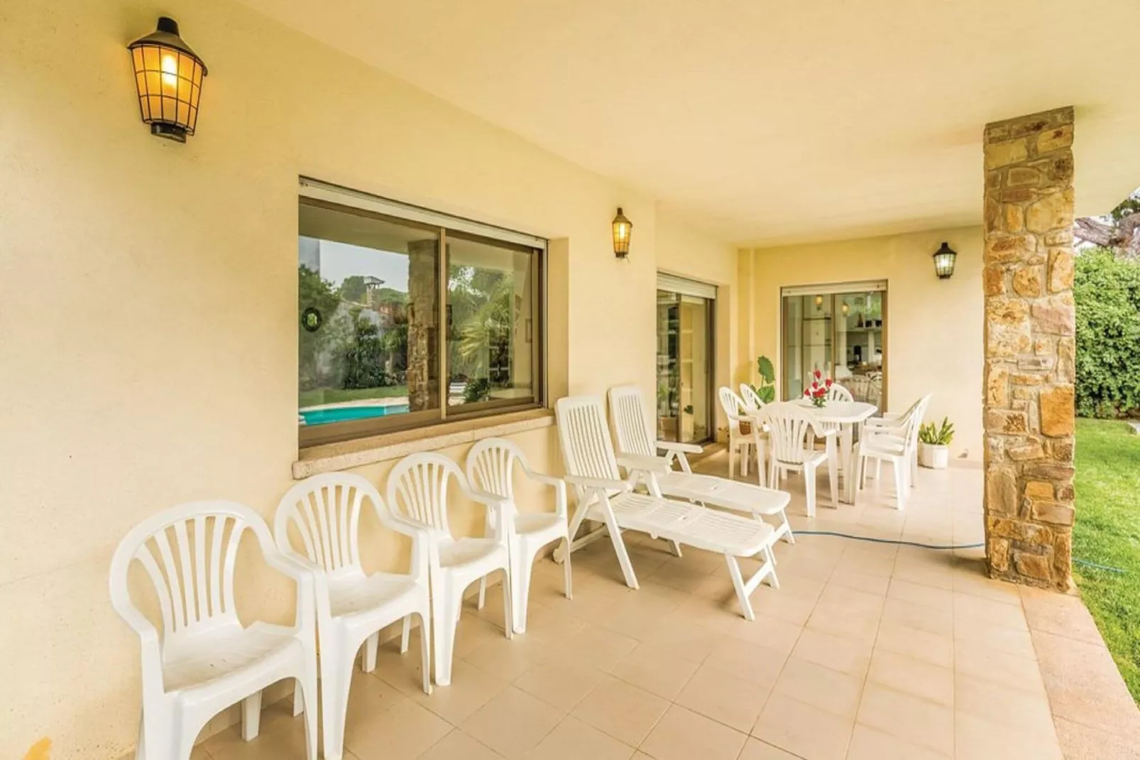Casa con piscina y jardín L'Escala-Terrassenbalkon