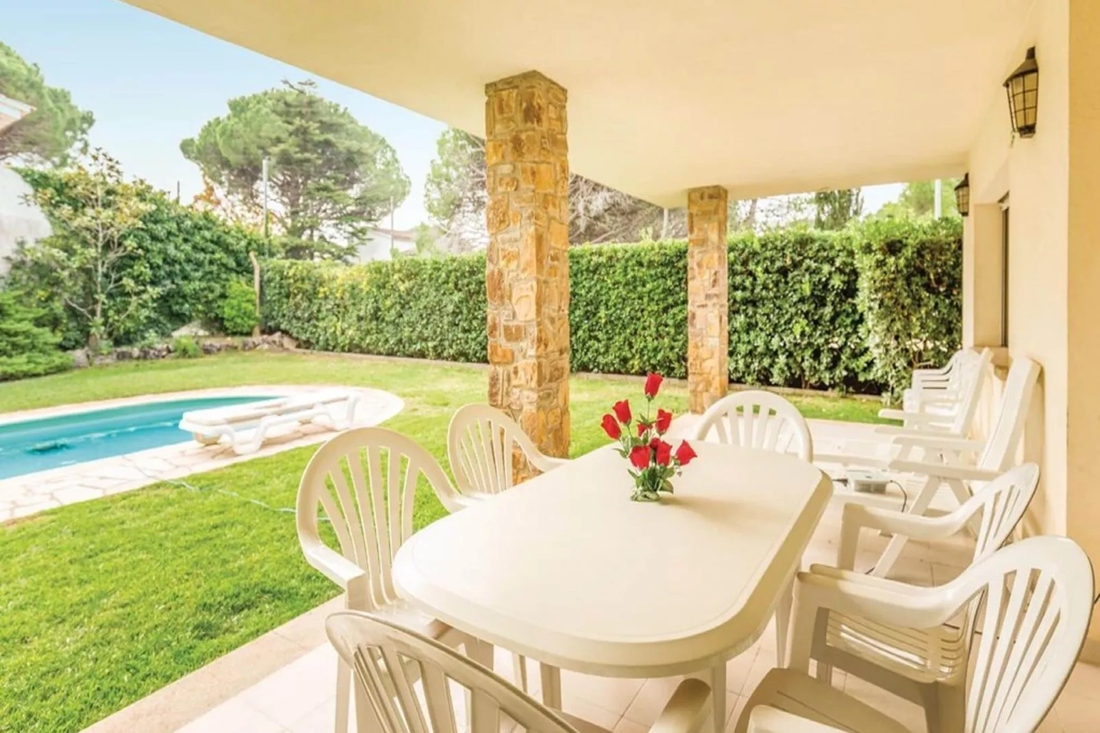 Casa con piscina y jardín L'Escala-Gärten Sommer