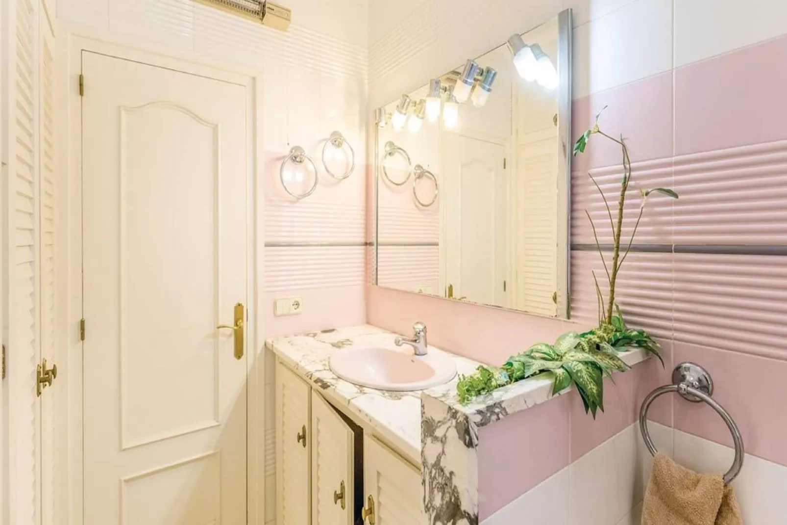 Casa con piscina y jardín L'Escala-Badezimmer
