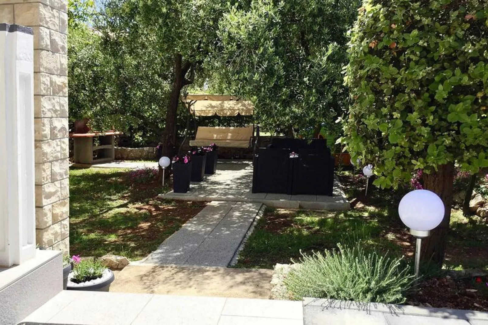 Holiday flat Marino, Vir-A4+1, ca. 65 qm, für 5 Pers.-Gardens summer