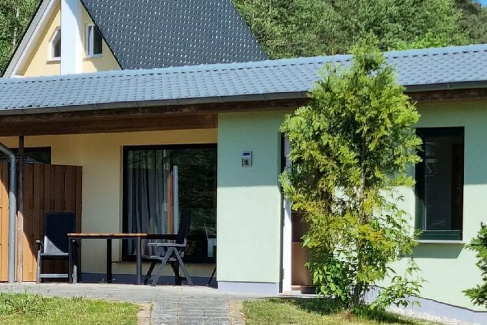 Reihenbungalow Nr 10 / Belegung 4 Personen-Außenbereich Sommer