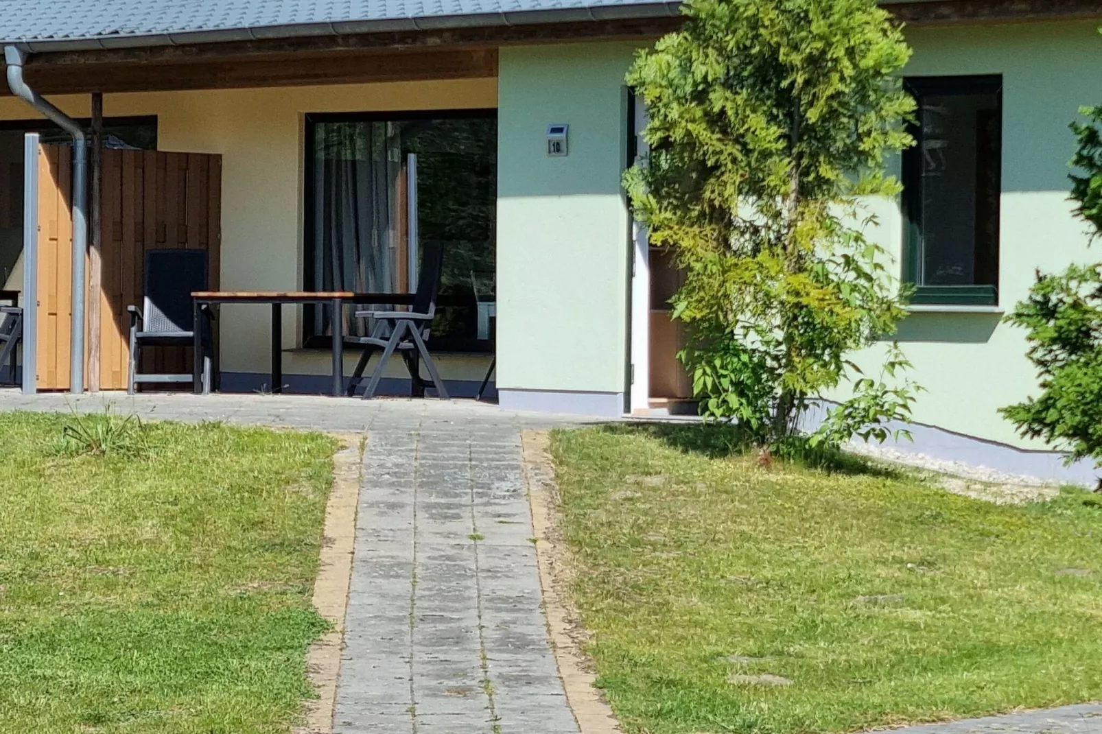 Reihenbungalow Nr 10 / Belegung 4 Personen-Außenbereich Sommer