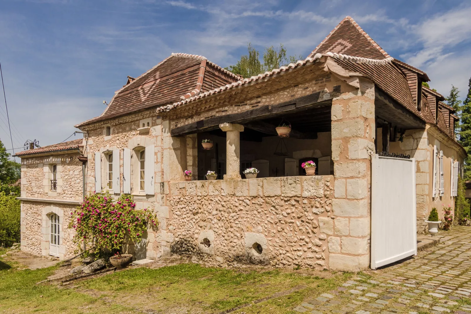 Manoir de la Baronie 16P-Exterior summer