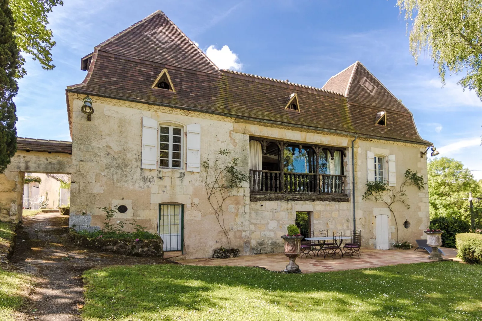 Manoir de la Baronie 16P-Exterior summer