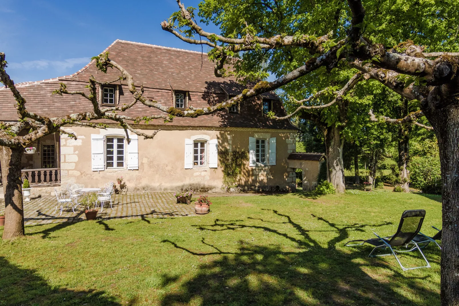 Manoir de la Baronie 16P-Exterior summer