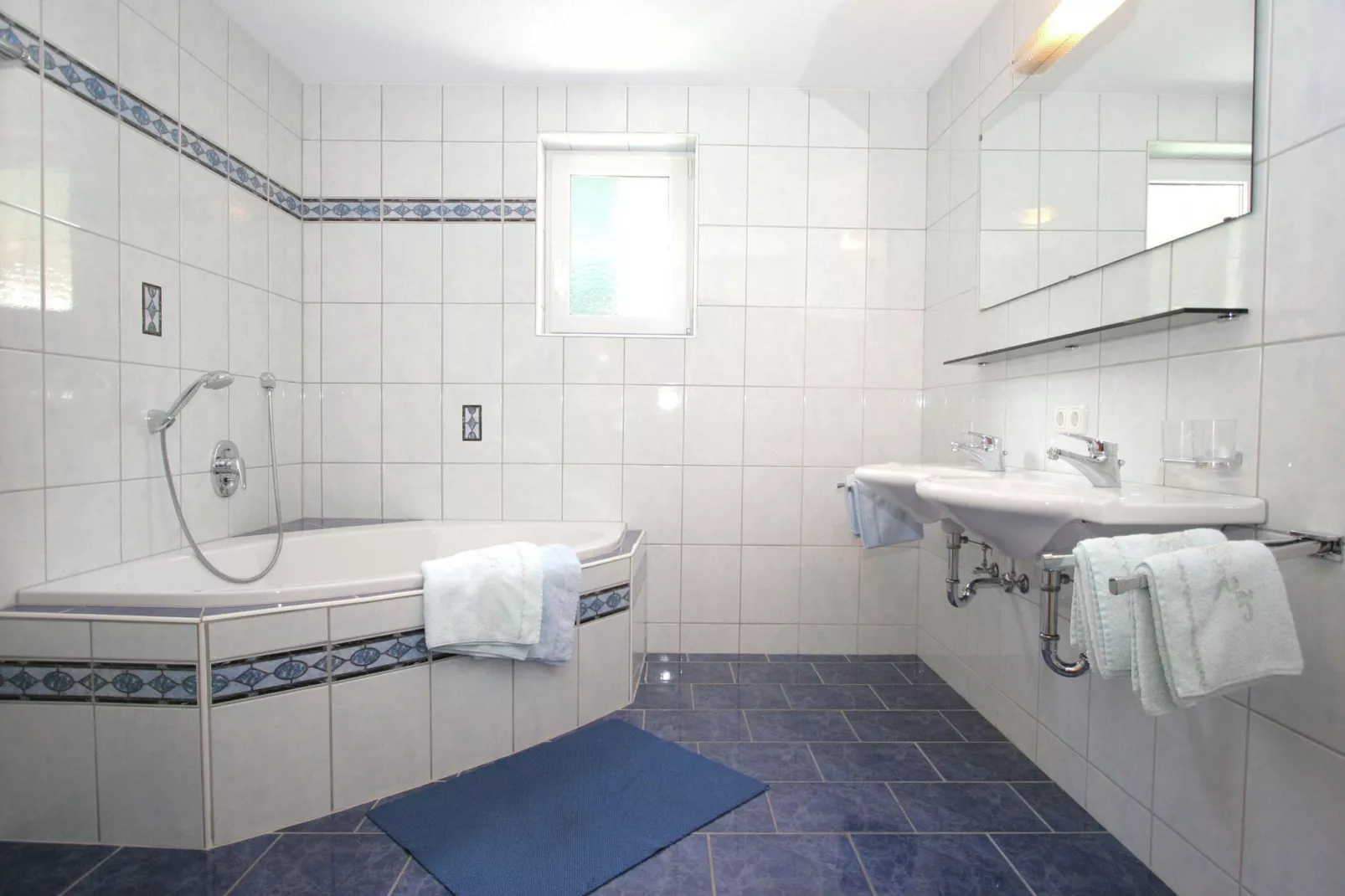 Karin Oben 10PAX-Bathroom