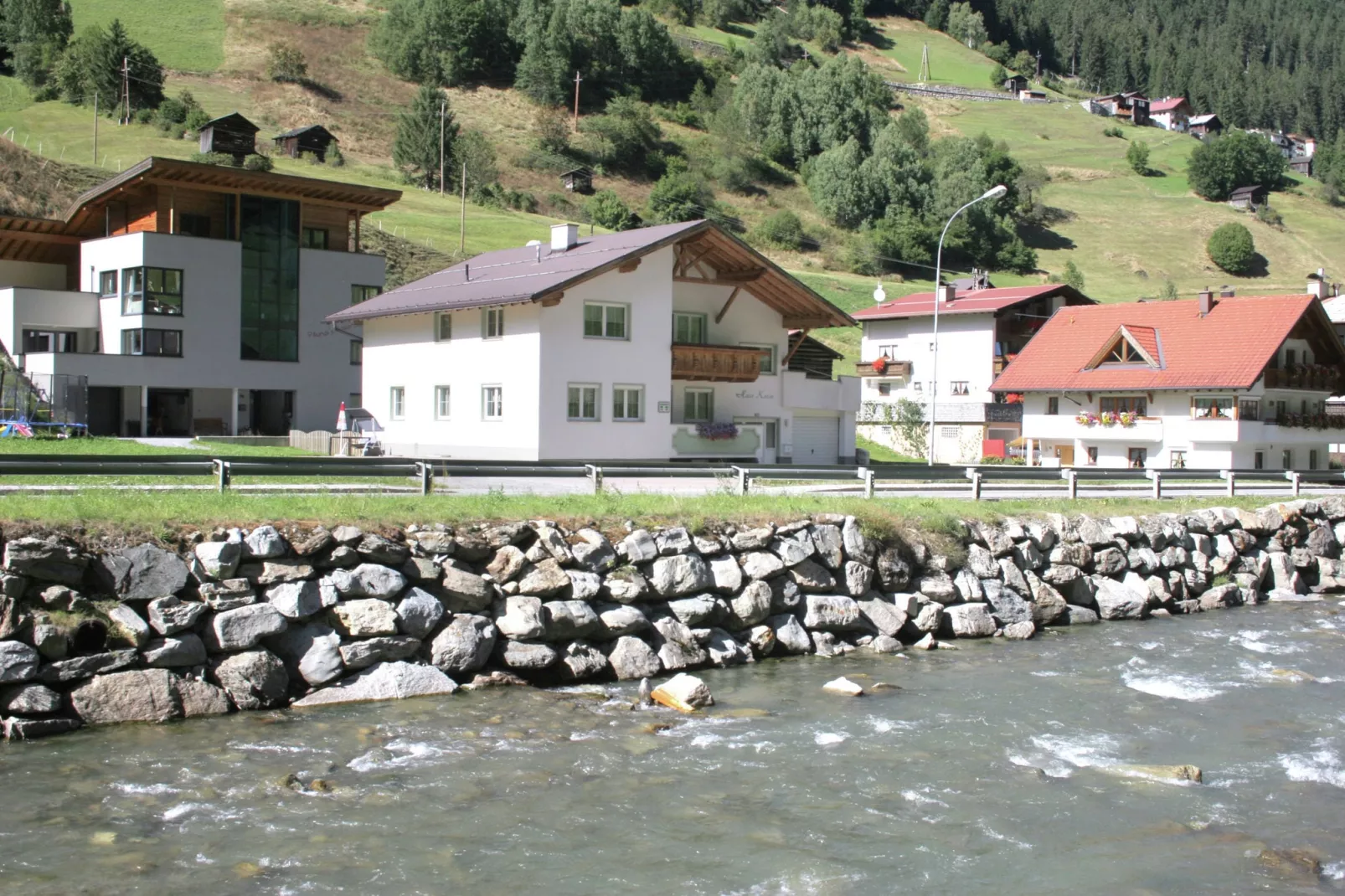 Karin Oben 10PAX-Exterior summer