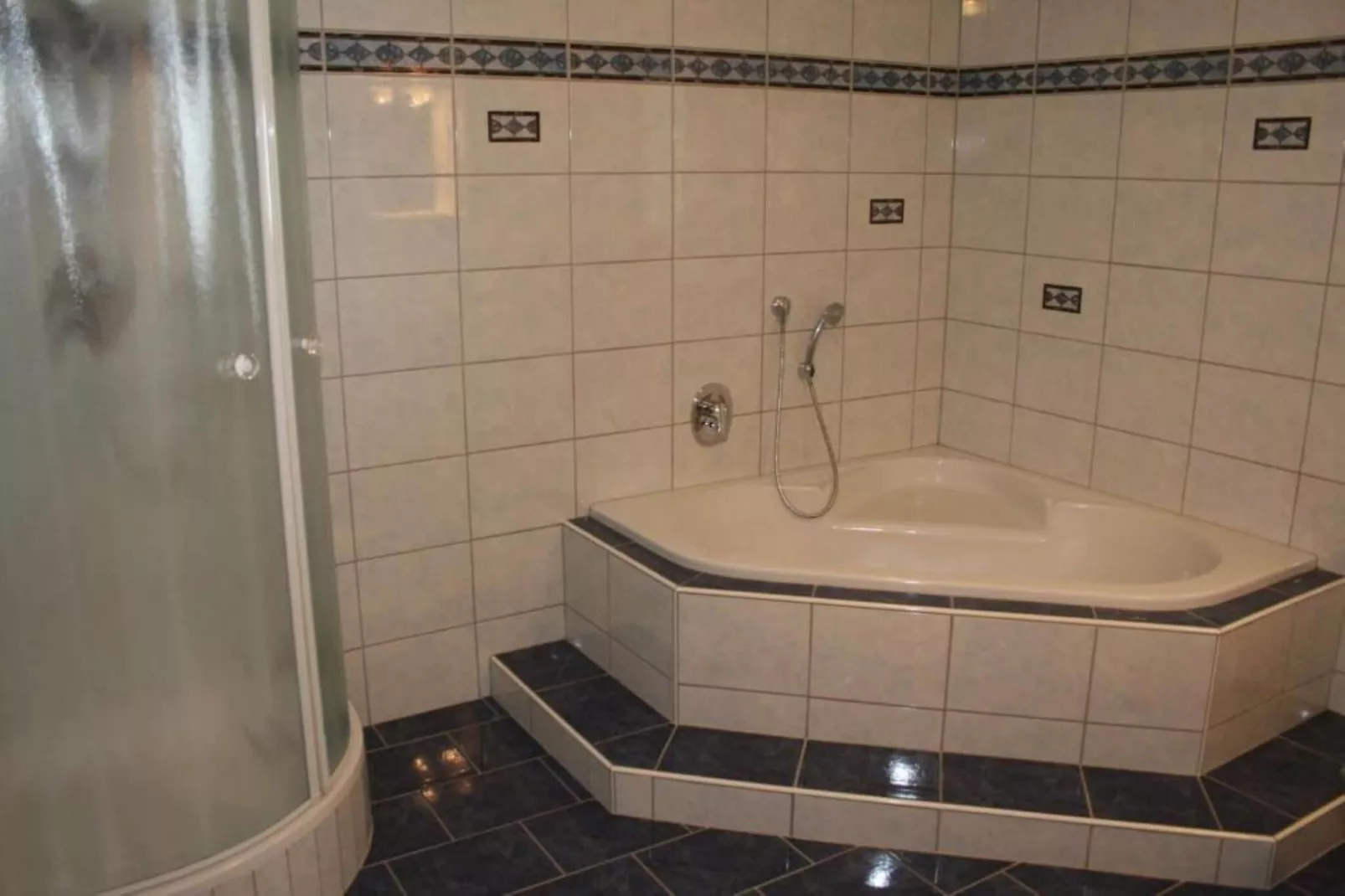 Karin Unten 8PAX-Bathroom
