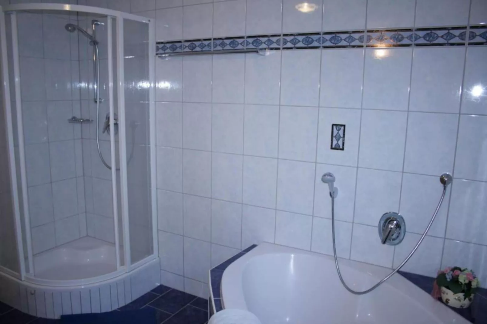 Karin Unten 8PAX-Bathroom