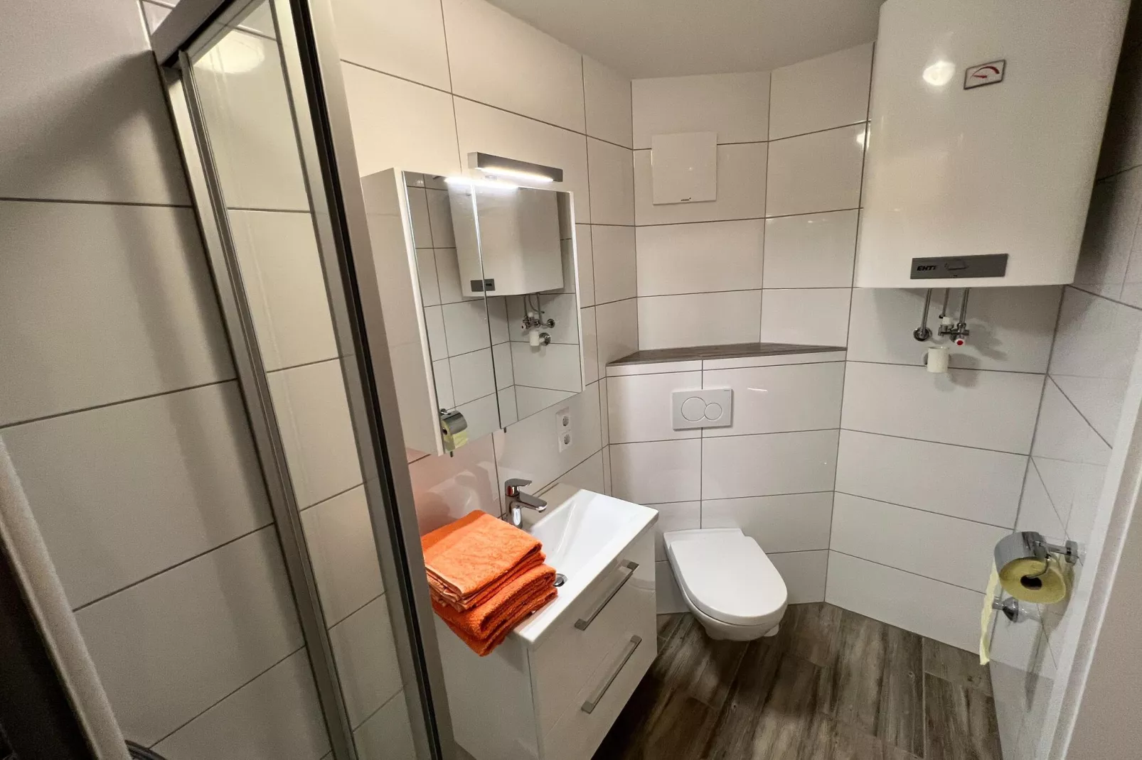 Blasge Zimmer 25m²-Bathroom