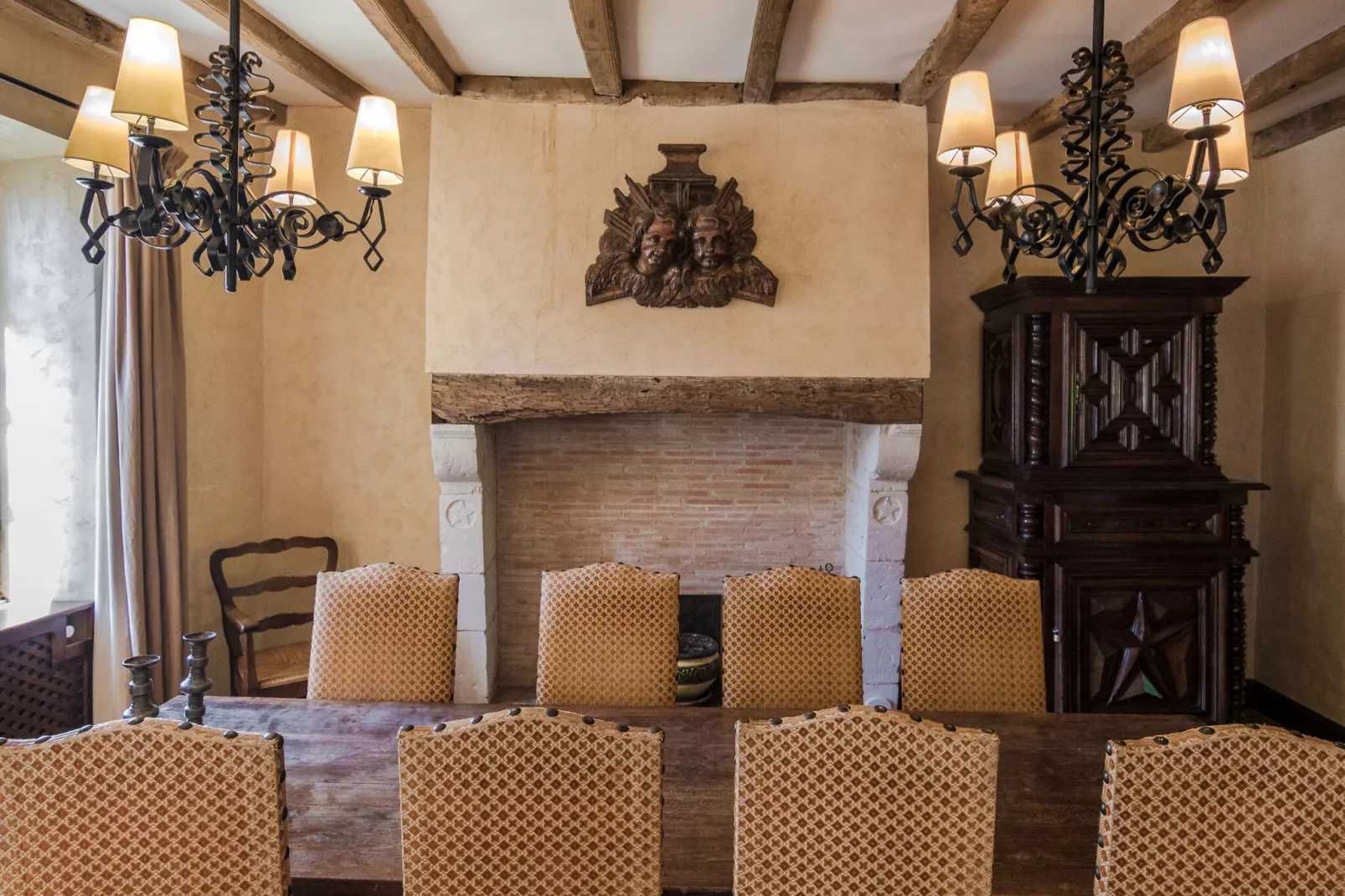 Manoir de la Baronie 16P-Dining room