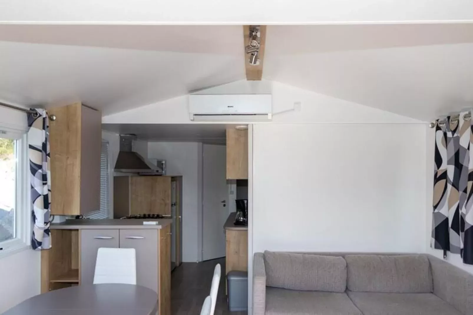 Domaine de l'Ecrin du Lac Chorges Mobile Homes - Petit Chalet 30qm 4 pers-Wohnzimmer