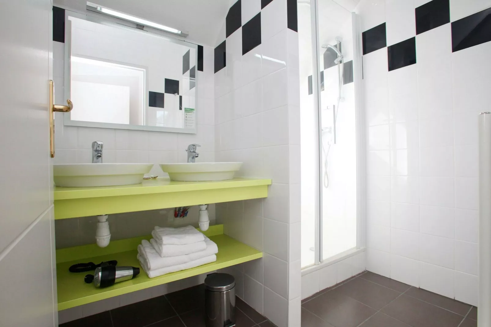 Le Château de Keravéon 1-Bathroom