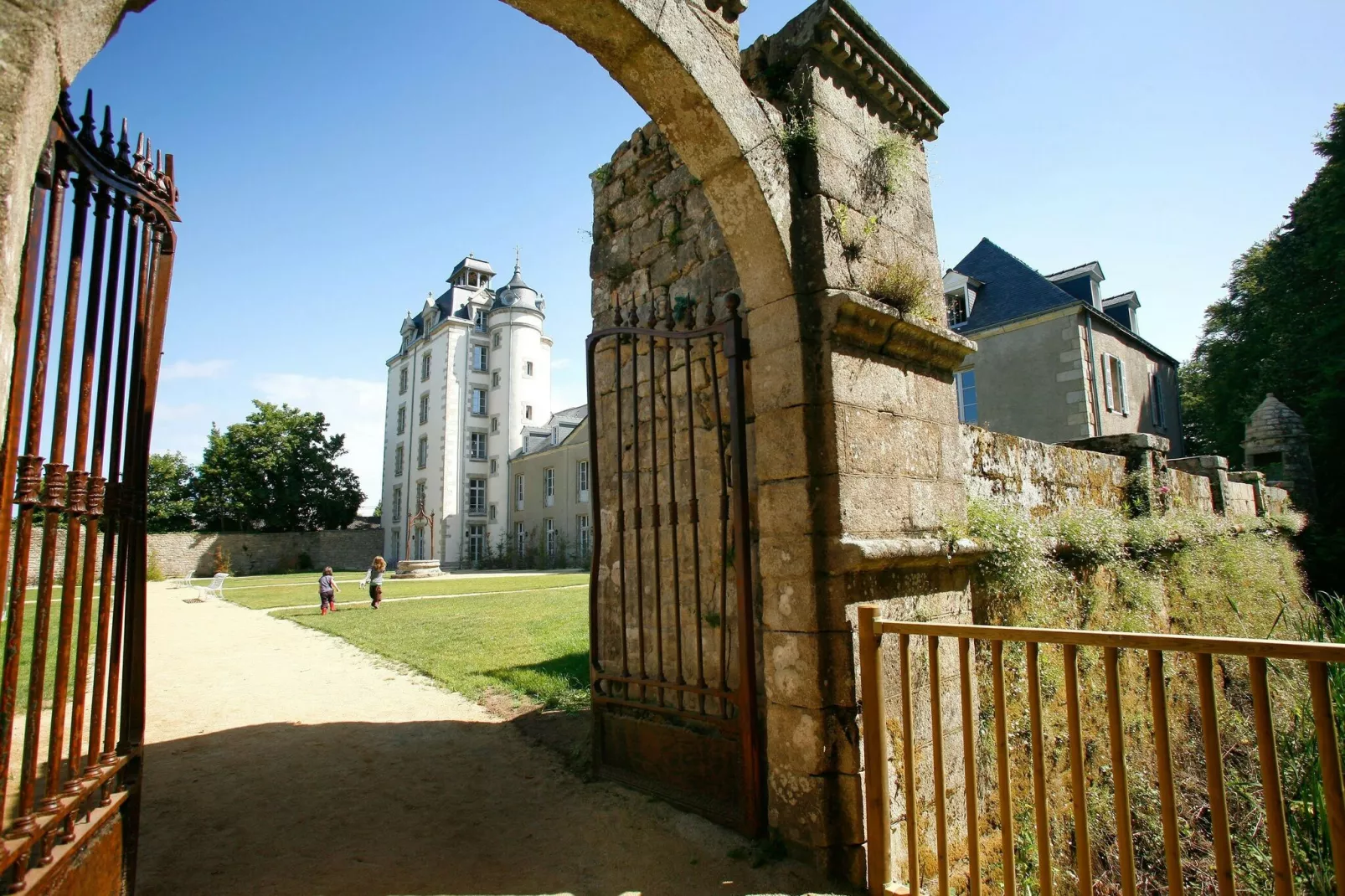 Le Château de Keravéon 1-Areas summer 1km
