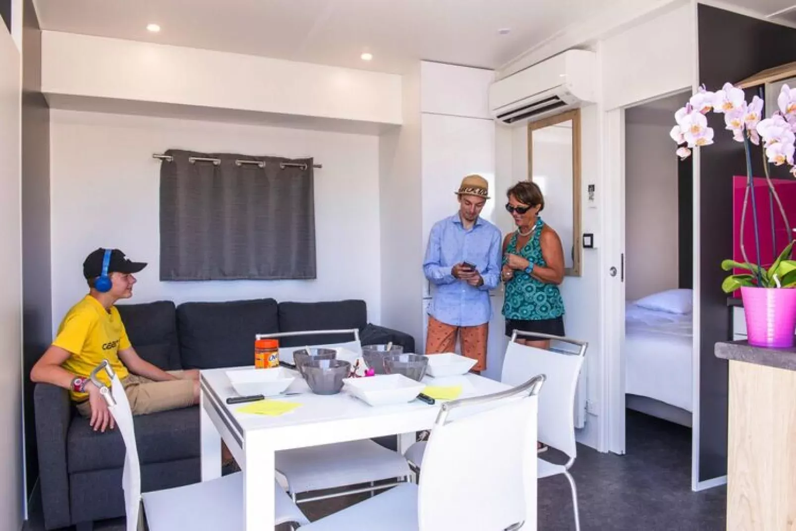 Mobile Homes Domaine Les Mûriers Vendres-Plage // Chalet de Luxe 3 ch climatisé-Living room