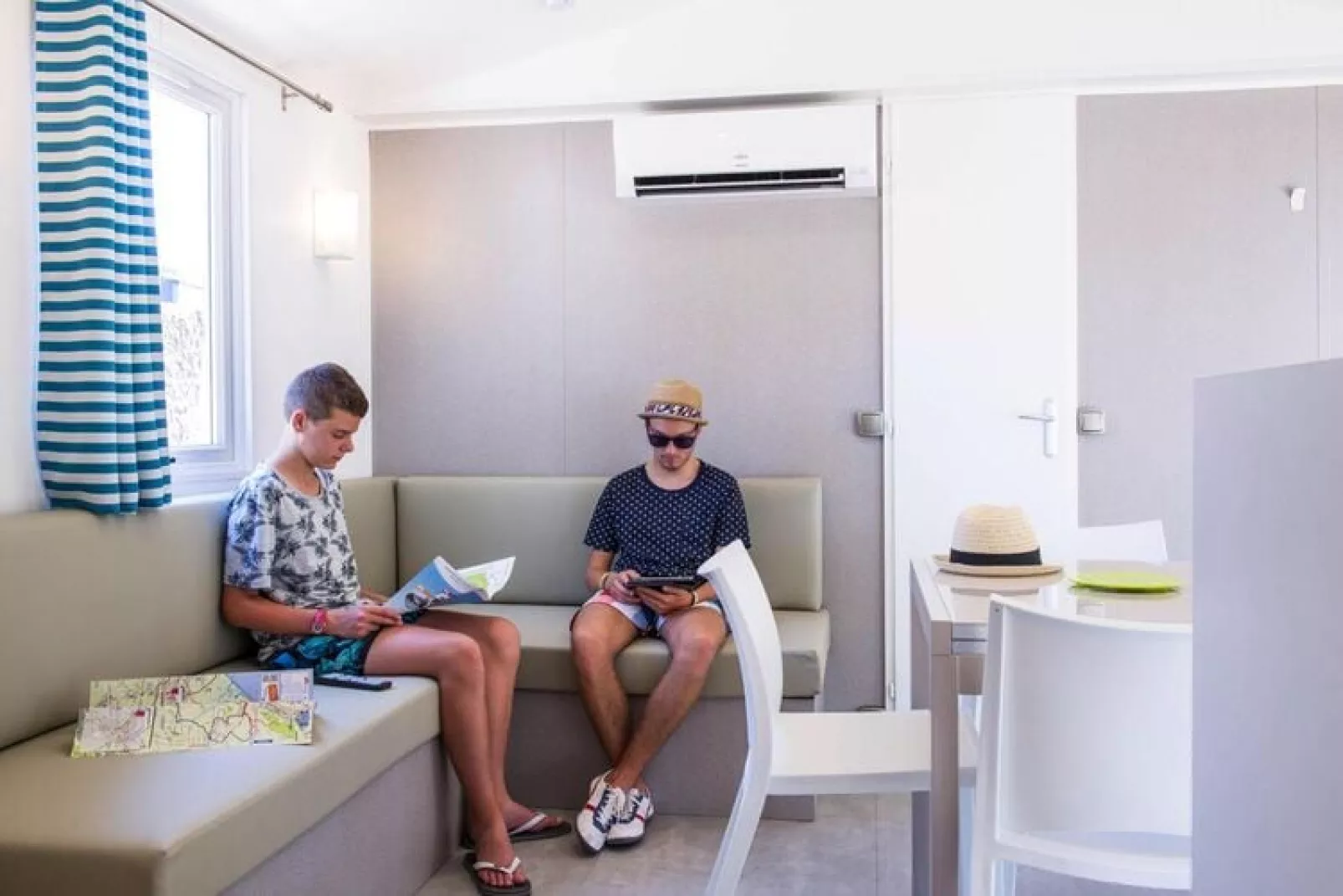 Mobile Homes Domaine Les Mûriers Vendres-Plage // Chalet de Luxe 3 ch climatisé-Living room
