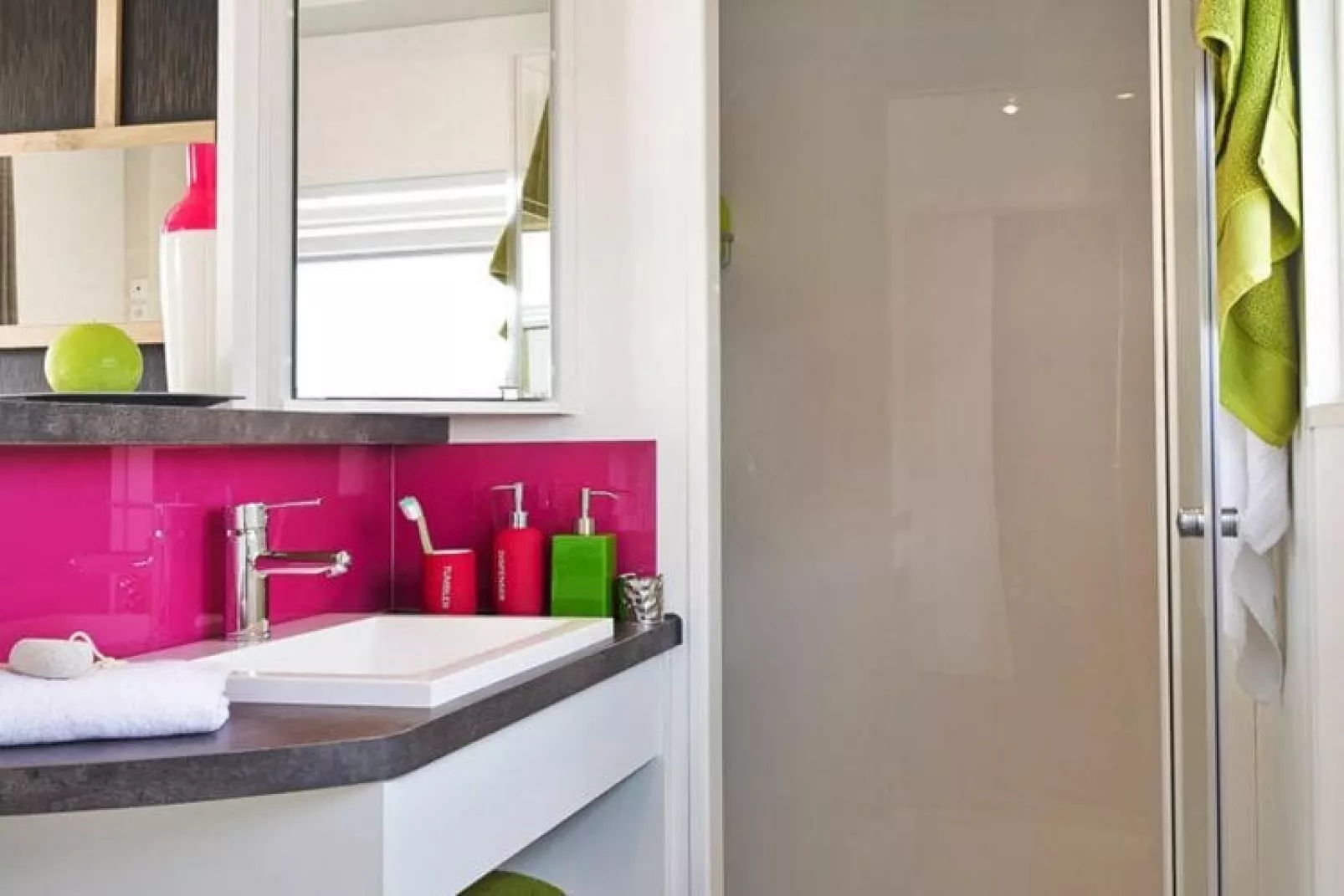 Mobile Homes Domaine Les Mûriers Vendres-Plage // Cottage VIP 3ch 6 pers climatisé-Bathroom