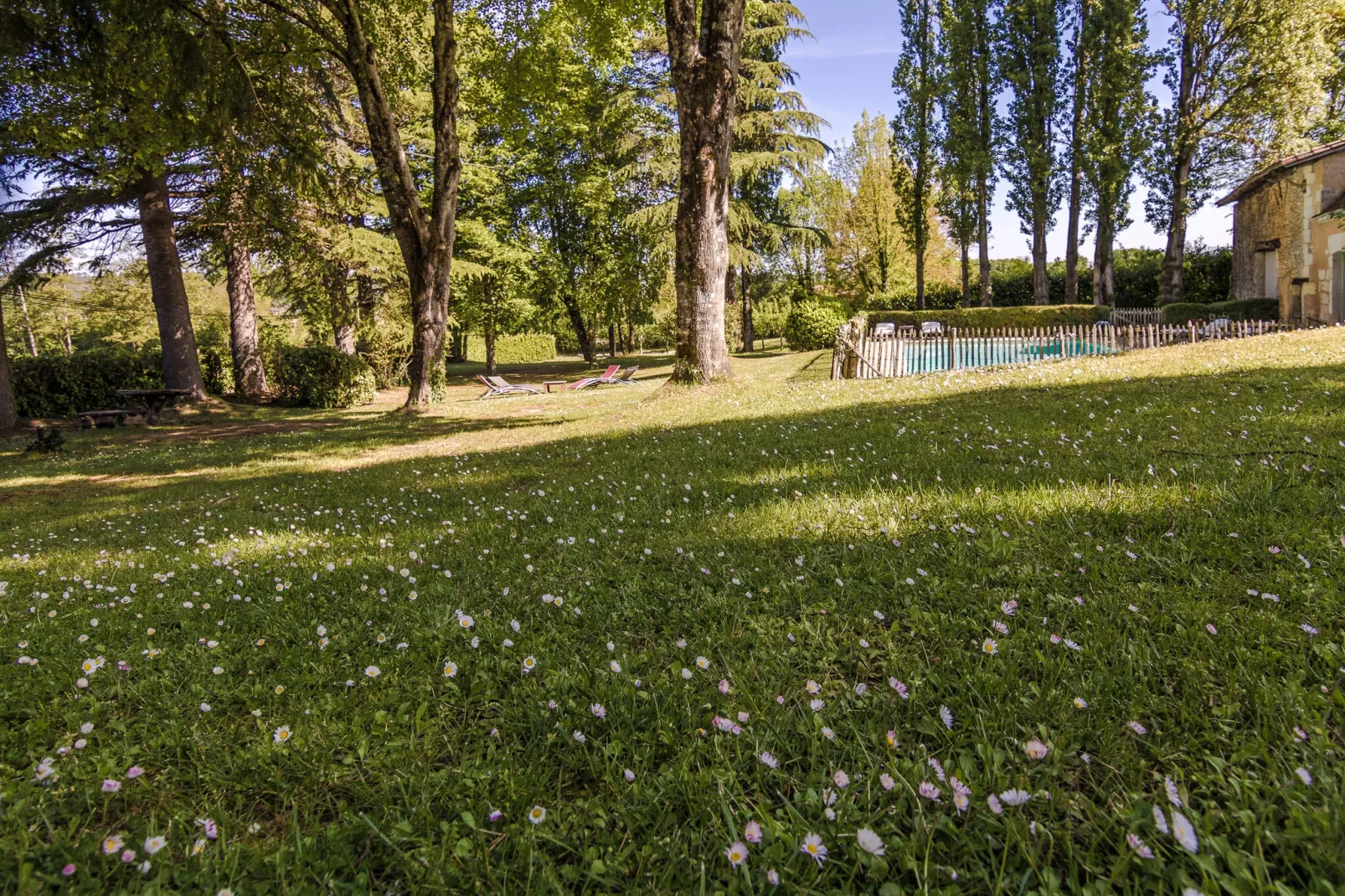 Manoir de la Baronie 16P-Gardens summer