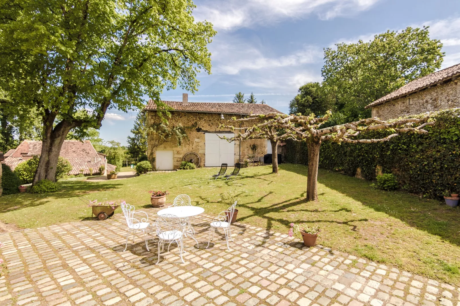 Manoir de la Baronie 16P-Gardens summer