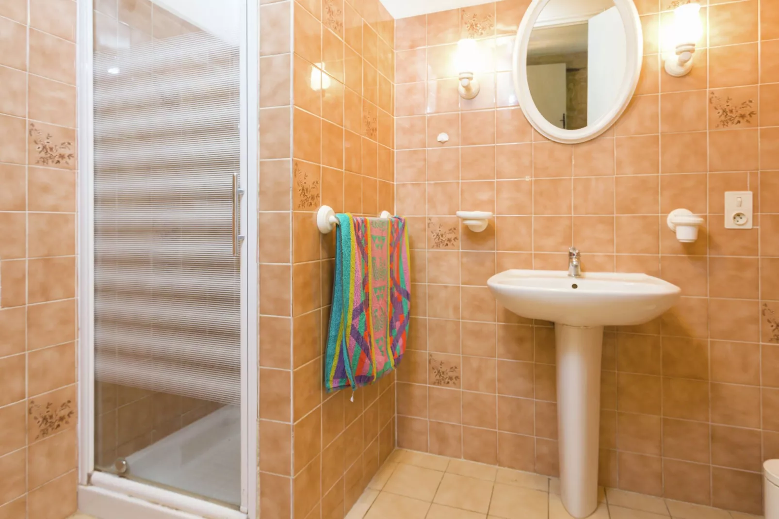 Maison de vacances Besse Le Moulinal Bas-Bathroom