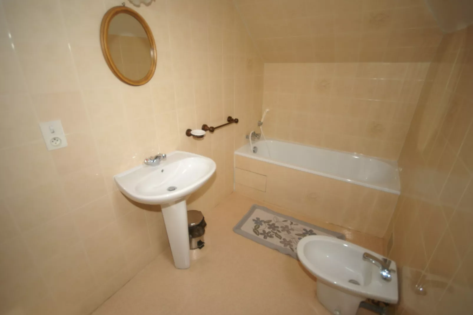 Maison de vacances Besse Le Moulinal Bas-Bathroom
