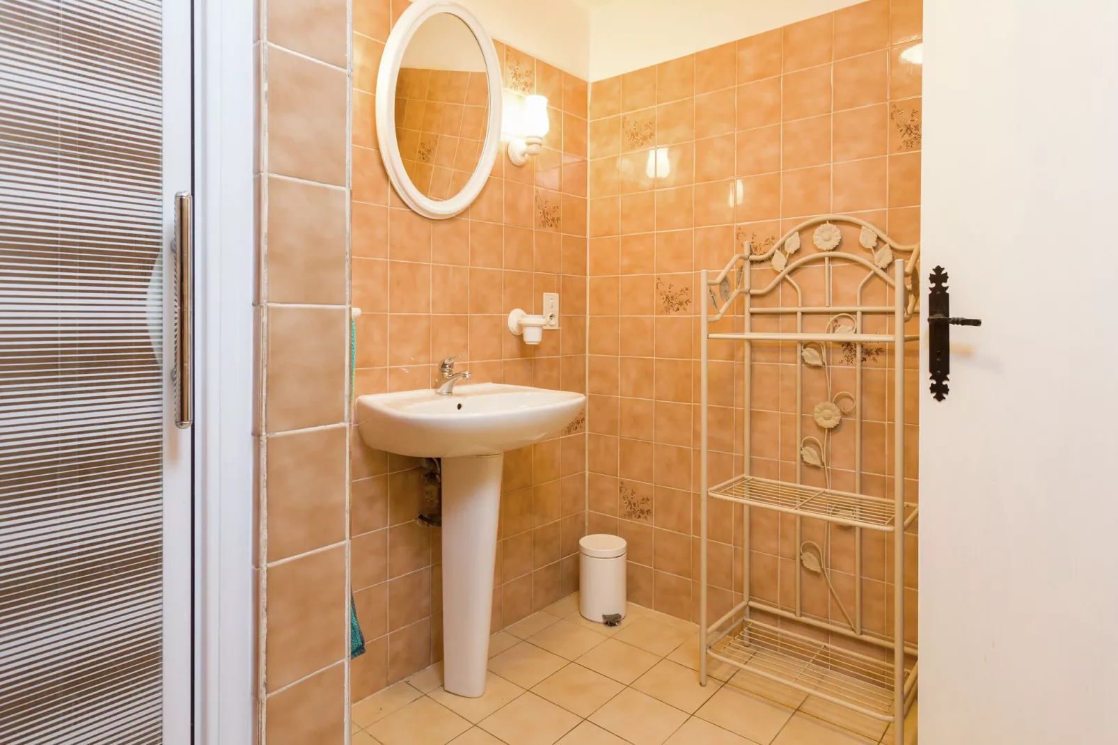 Maison de vacances Besse Le Moulinal Bas-Bathroom