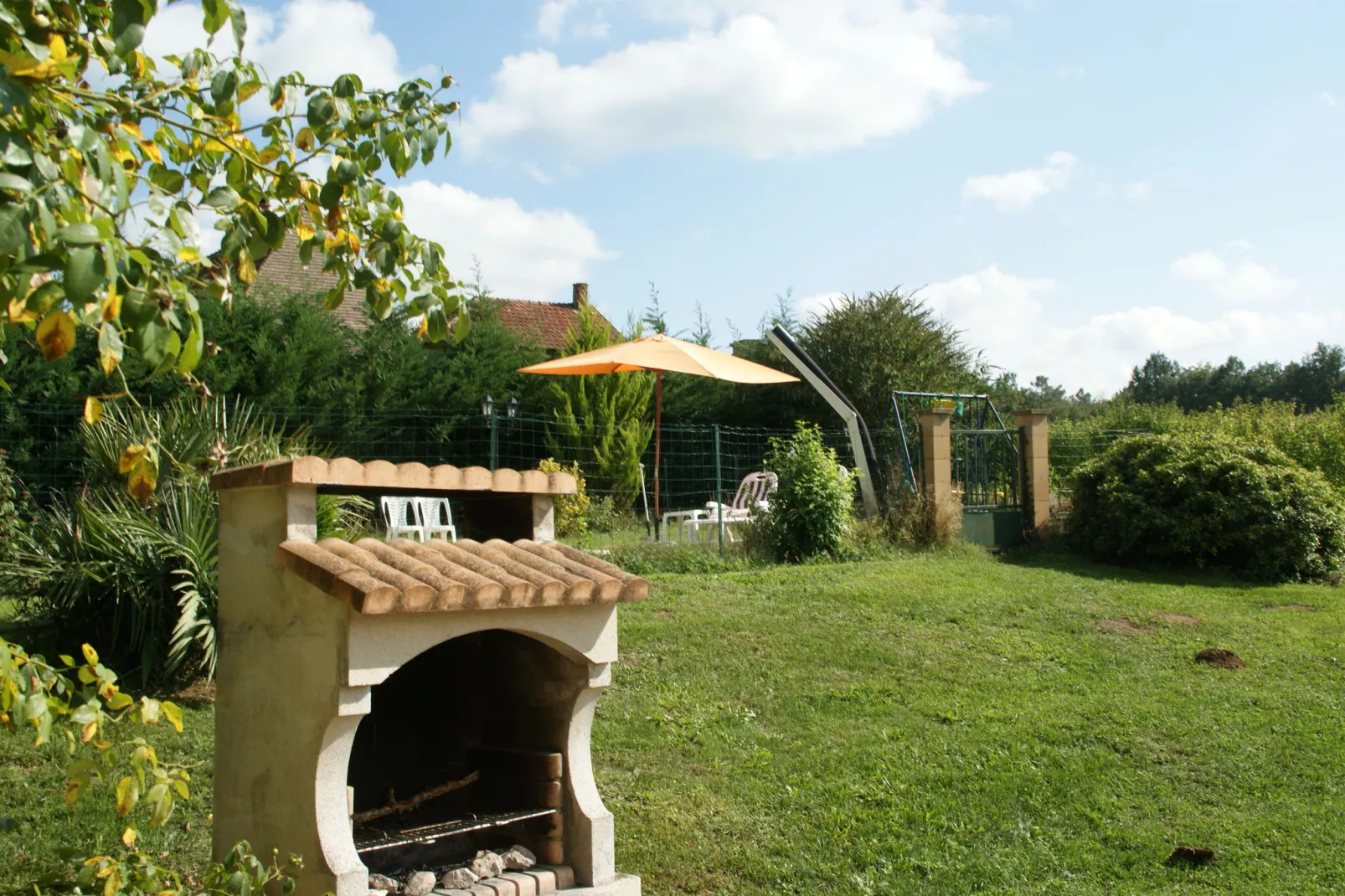 Maison de vacances Besse Le Moulinal Bas-Gardens summer