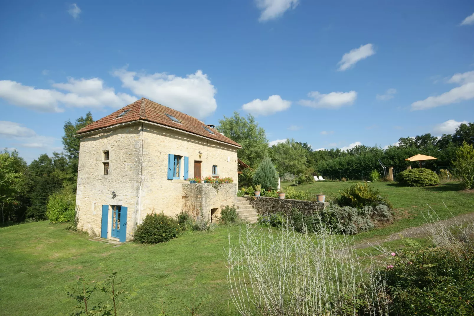 Maison de vacances Besse Le Moulinal Bas-Gardens summer