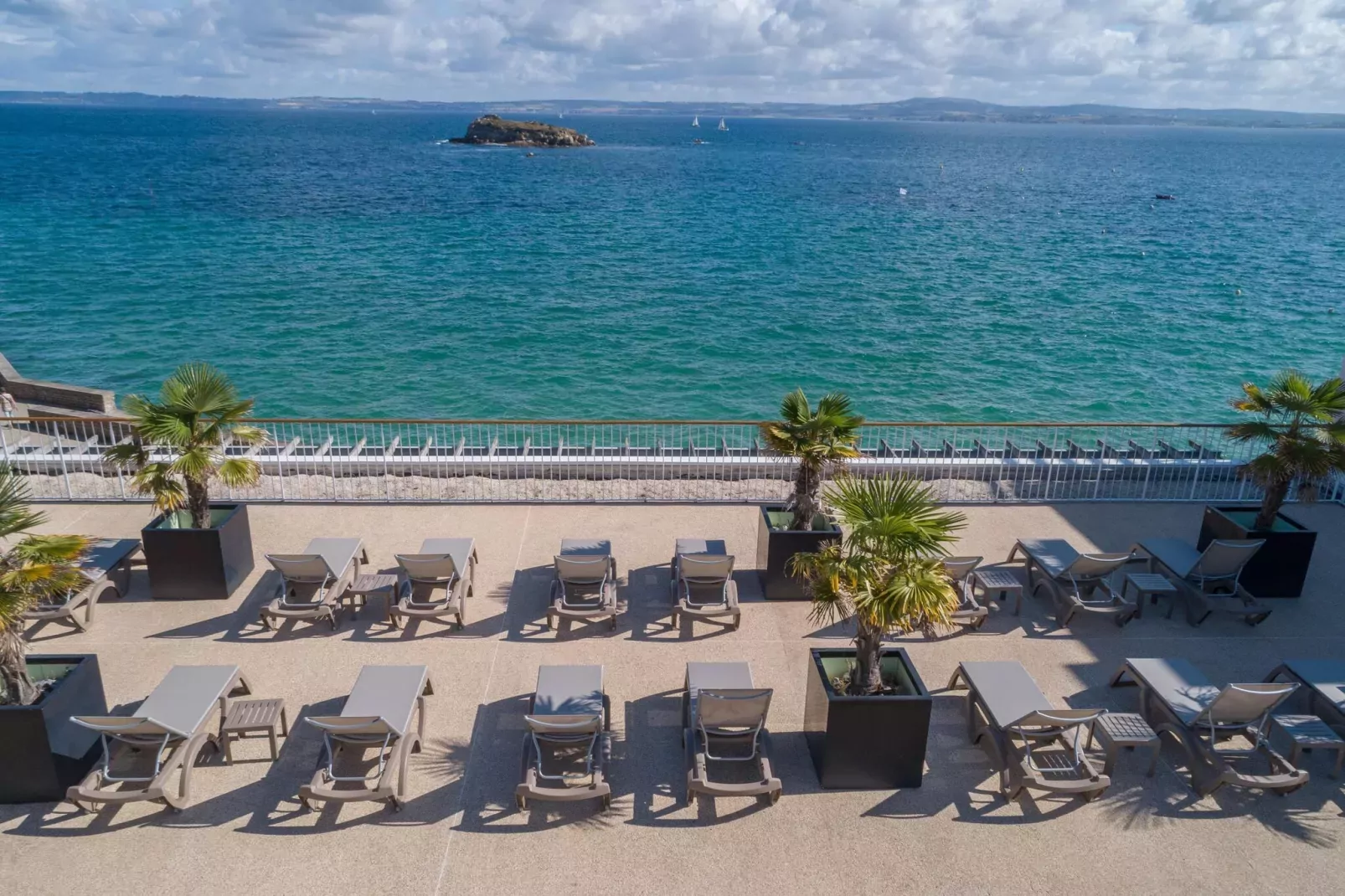 Residence Le Coteau et la Mer Tréboul // 25 Standard - Apt 4 people - 1 bedroom-Exterior summer