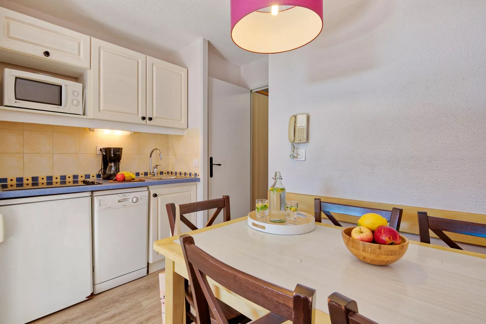 Residence La Pinède, Hyères-A5 Standard - Apt. 5 p. - 1 bedroom-Living room